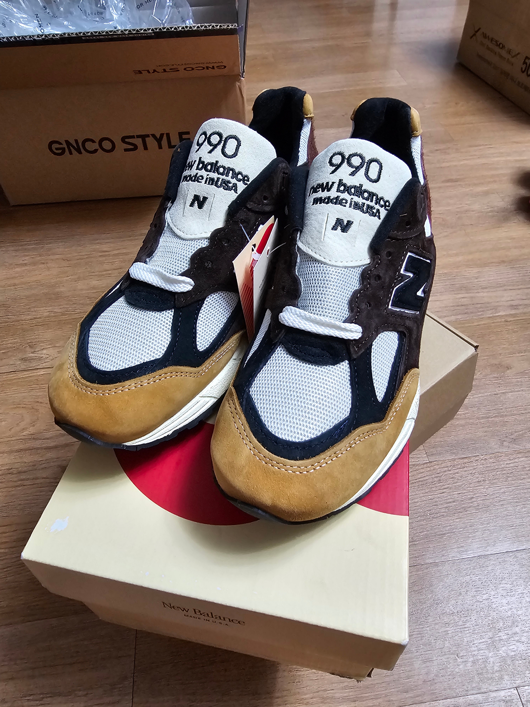 New Balance 990v2 Made in USA Brown Beige 착용 스타일 - 2