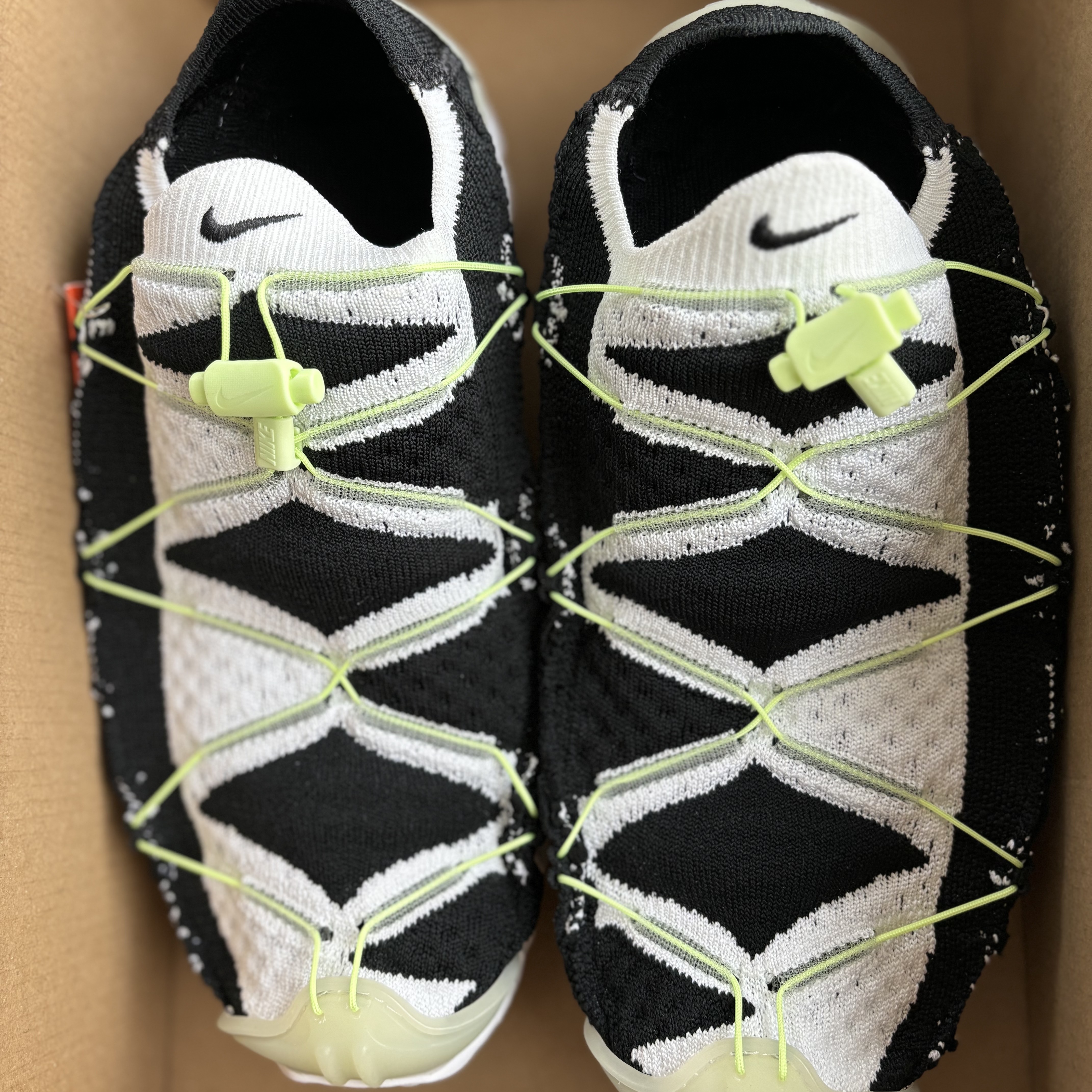 Nike ISPA Mindbody Black White and Barely Volt 착용 스타일