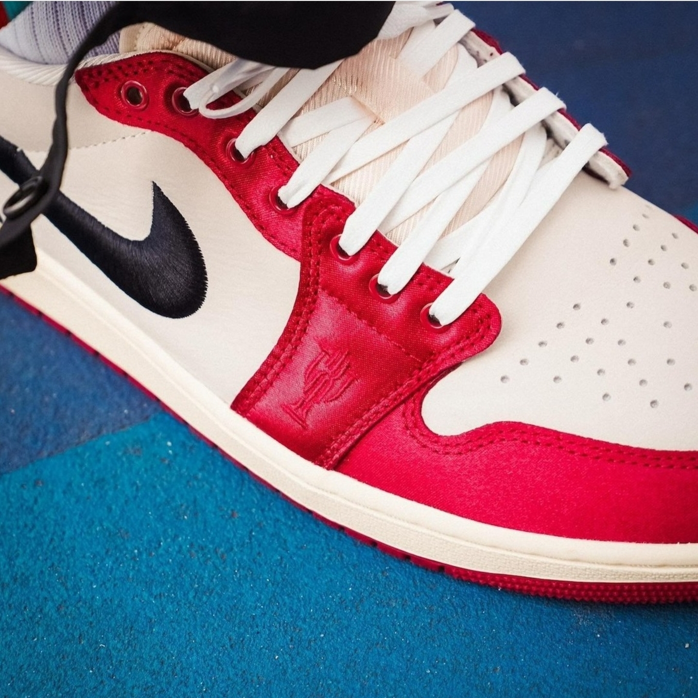 Jordan 1 x Trophy Room Retro Low OG SP Sail Varsity Red 착용 스타일 - 2
