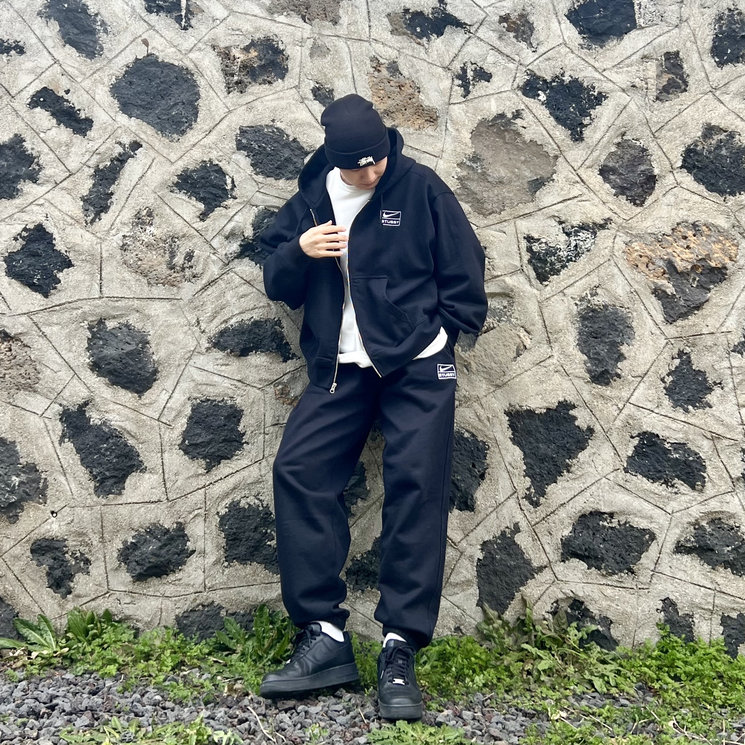 Nike x Stussy Full Zip Washed Fleece Hoodie Black (FJ9175-010), Nike x Stussy NRG Washed Fleece Pants Black (DO5296-010) 착용 스타일 - 1