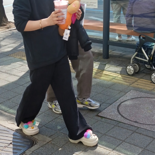 New Balance 530 Silver, Crocs Stomp Lined Clog Stucco 착용 스타일