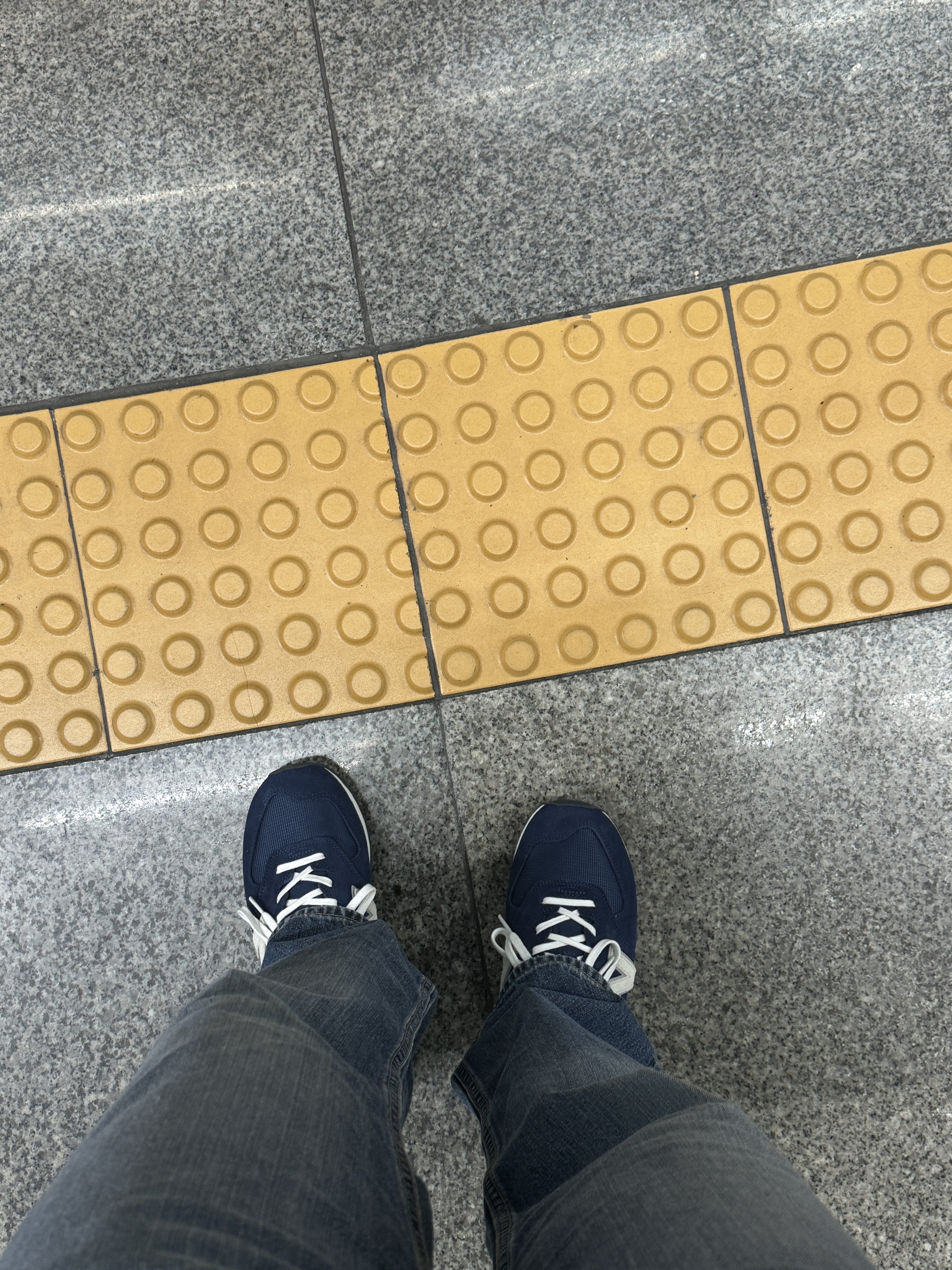 New Balance 574 Classics Reimagined Navy 착용 스타일 - 2