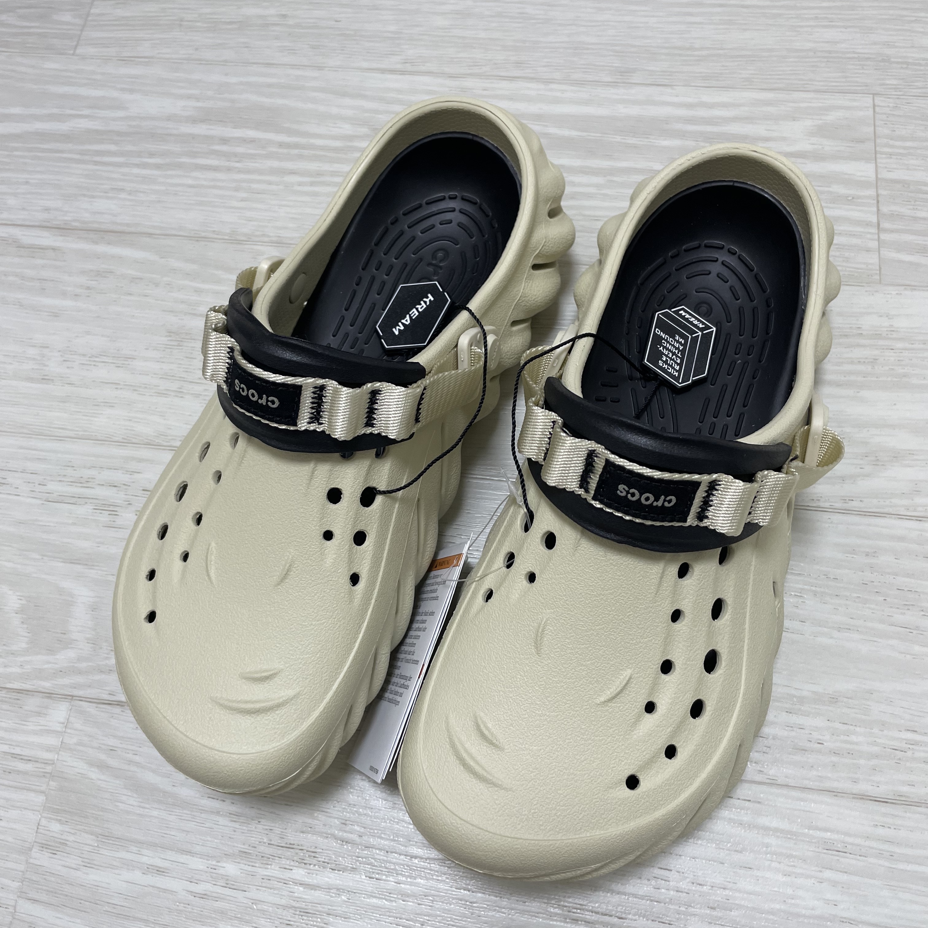 Crocs Echo Clog Bone Black 착용 스타일 - 1