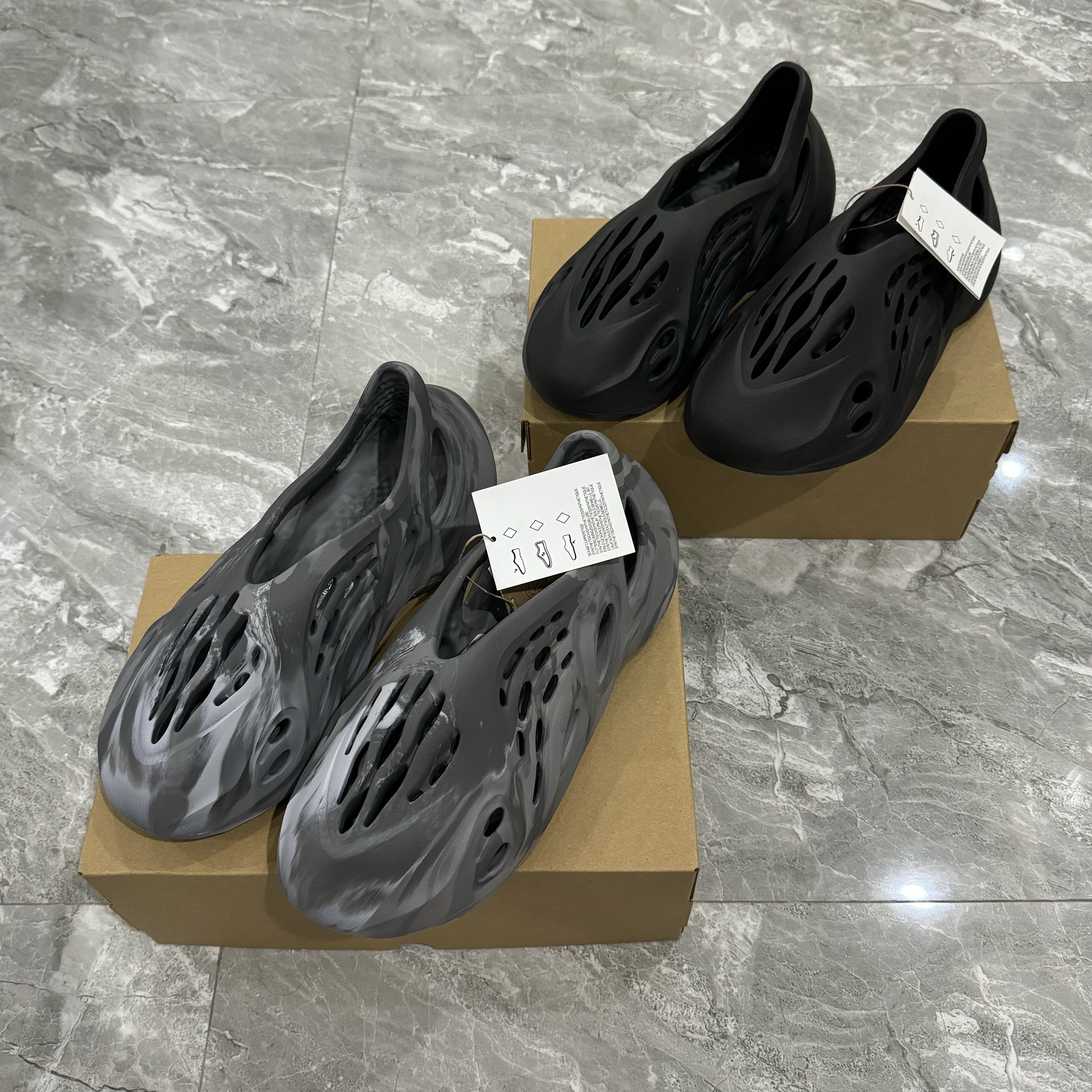 Adidas Yeezy Foam RNNR MX Granite, Adidas Yeezy Foam RNNR Onyx 착용 스타일 - 2