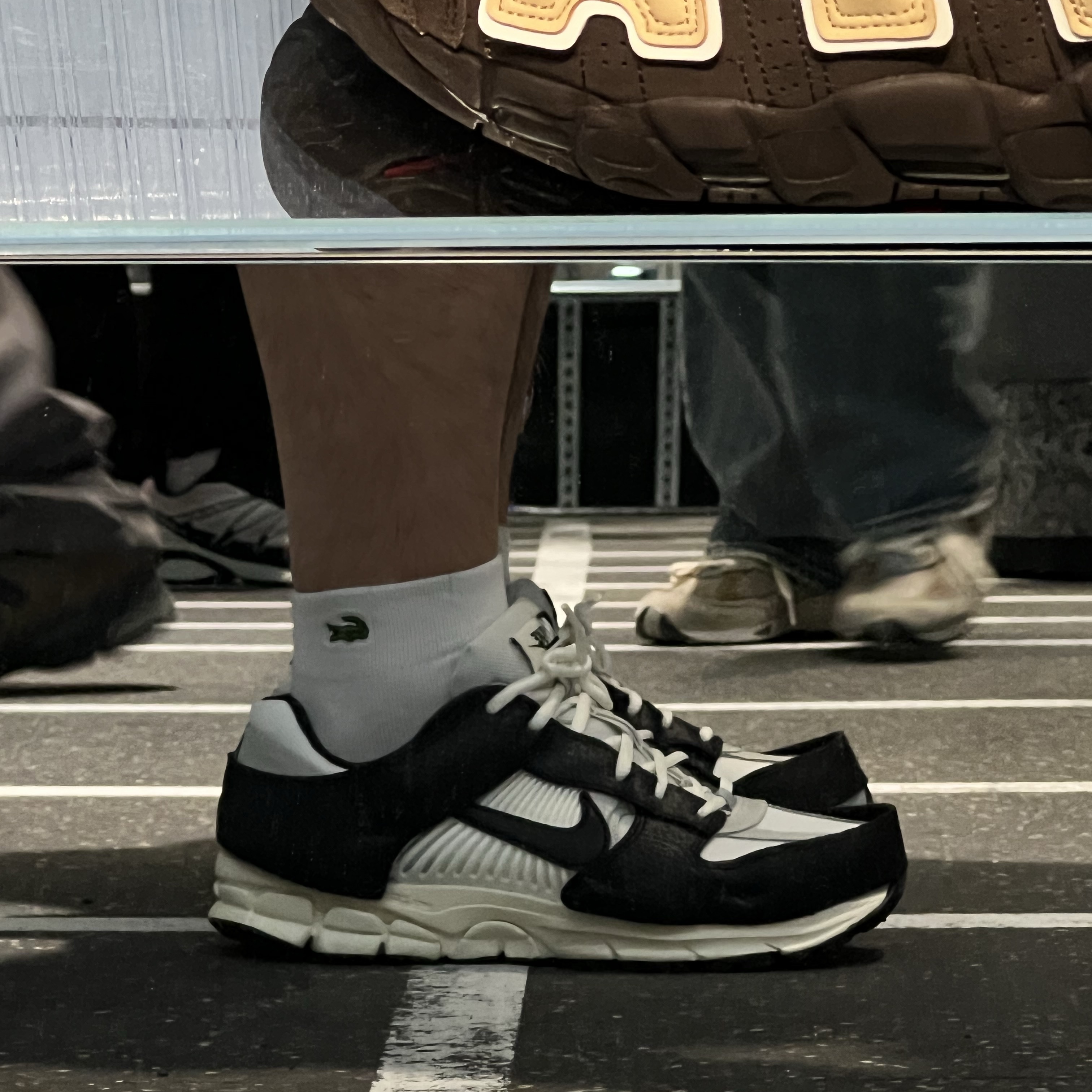 (W) Nike Zoom Vomero 5 Wolf Grey and Black 착용 스타일