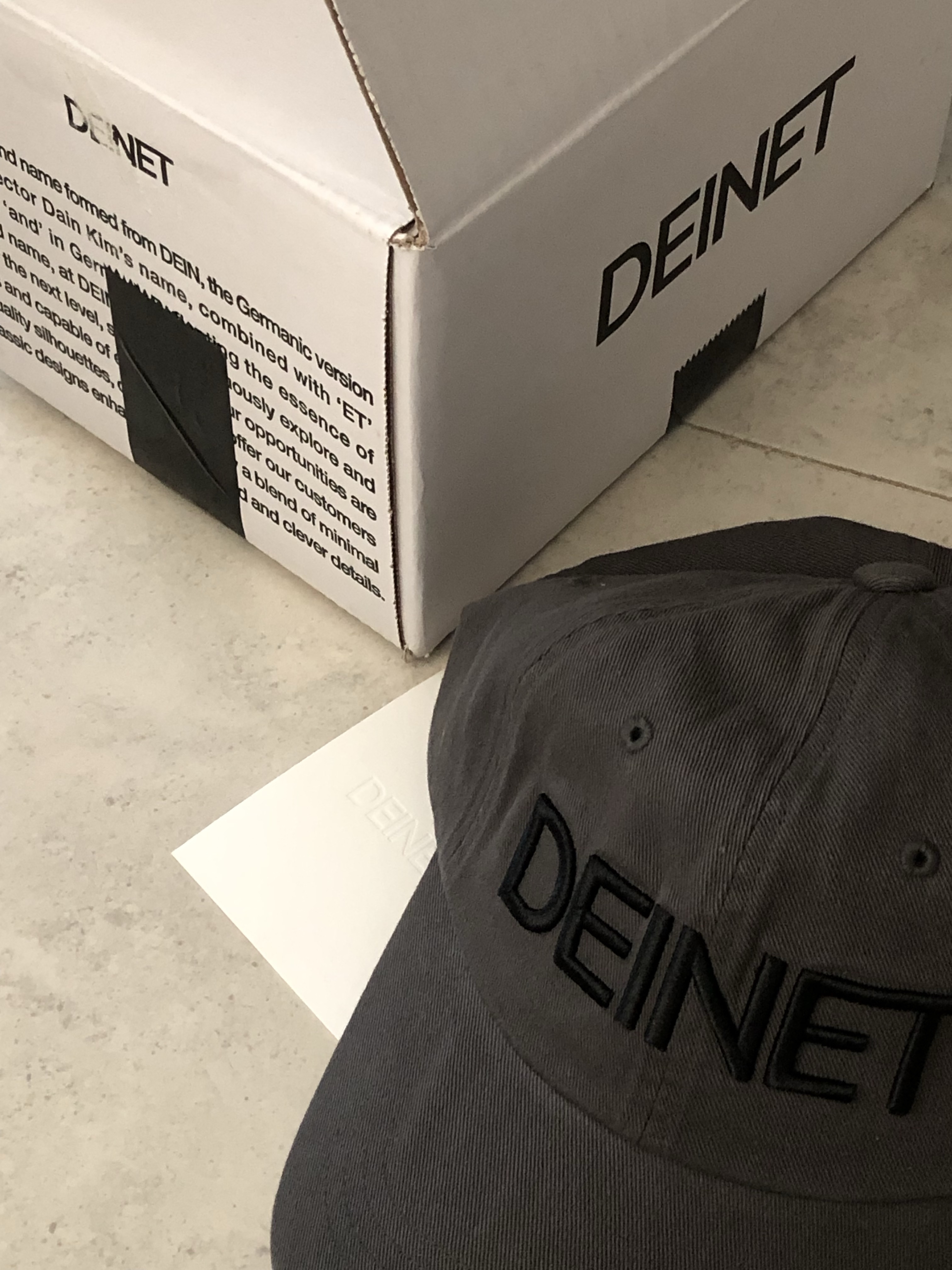 Deinet Logo Cap Charcoal 착용 스타일