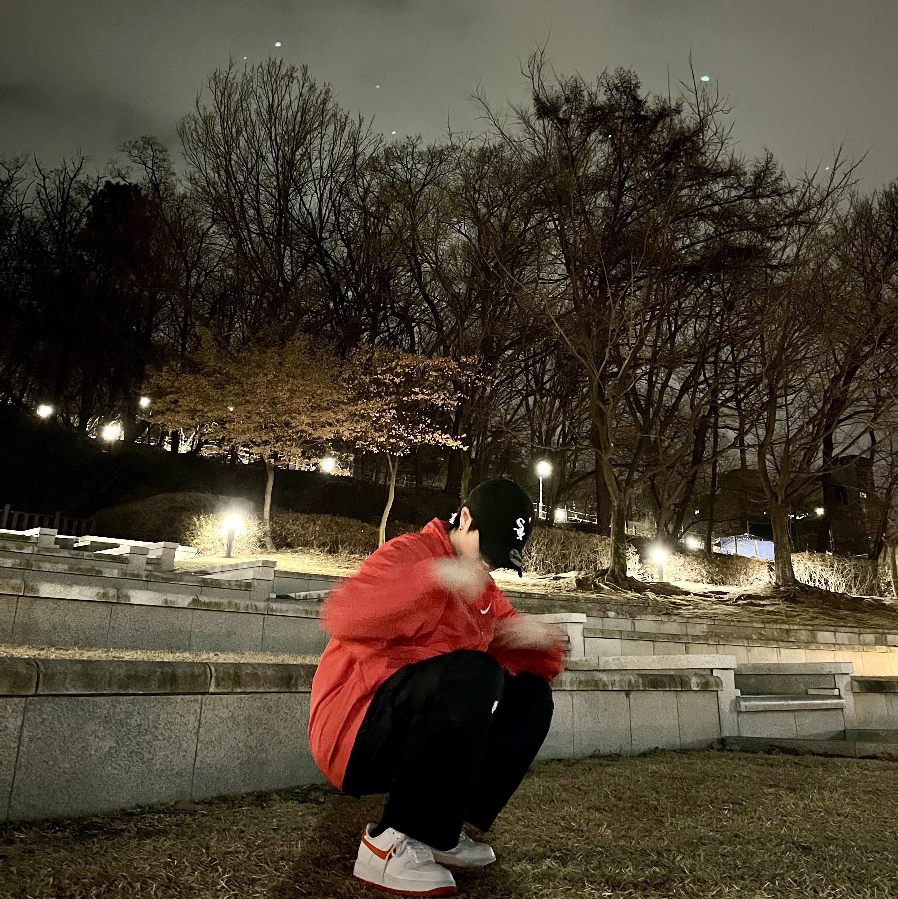 IATF x New Era White Sox Stadium Cap Black, Nike x Stussy Windrunner Jacket Habanero Red 착용 스타일