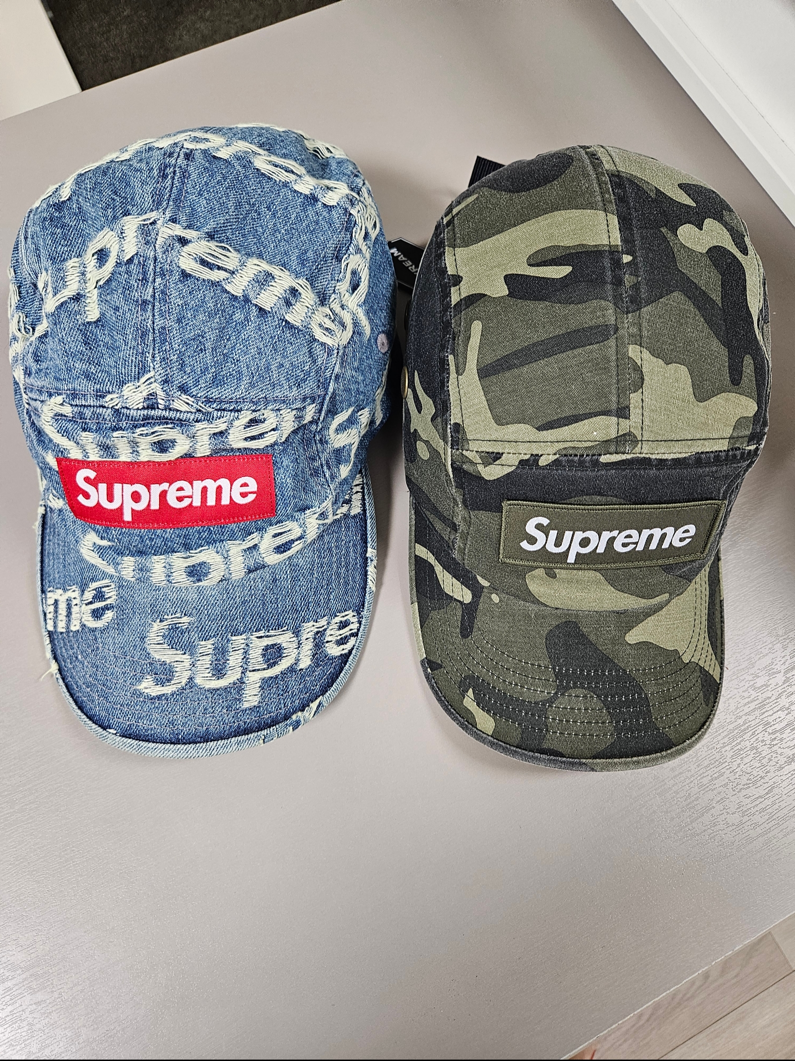 Supreme Frayed Logos Denim Camp Cap Blue - 21SS, Supreme Military Camp Cap Olive Camo - 23SS 착용 스타일 - 2