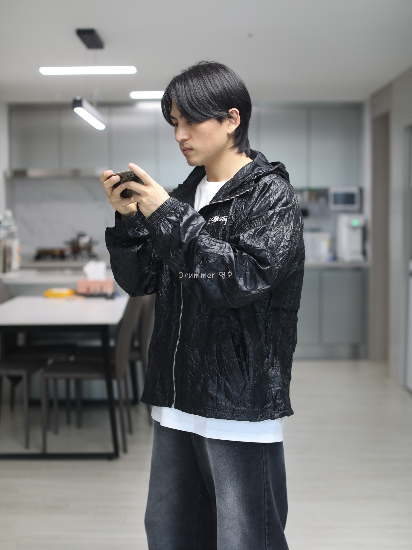 Stussy Beach Shell Wrinkled Nylon Jacket Black 착용 스타일 - 3