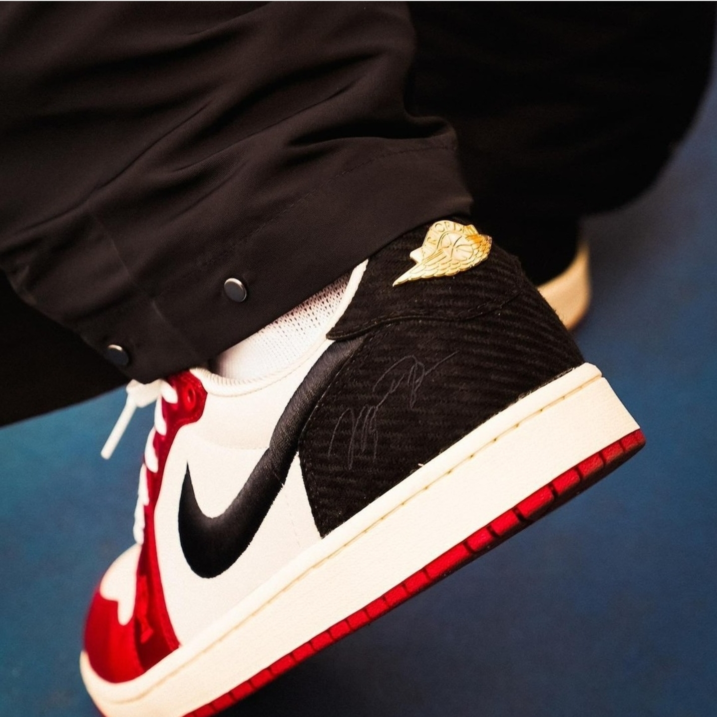 Jordan 1 x Trophy Room Retro Low OG SP Sail Varsity Red 착용 스타일 - 3
