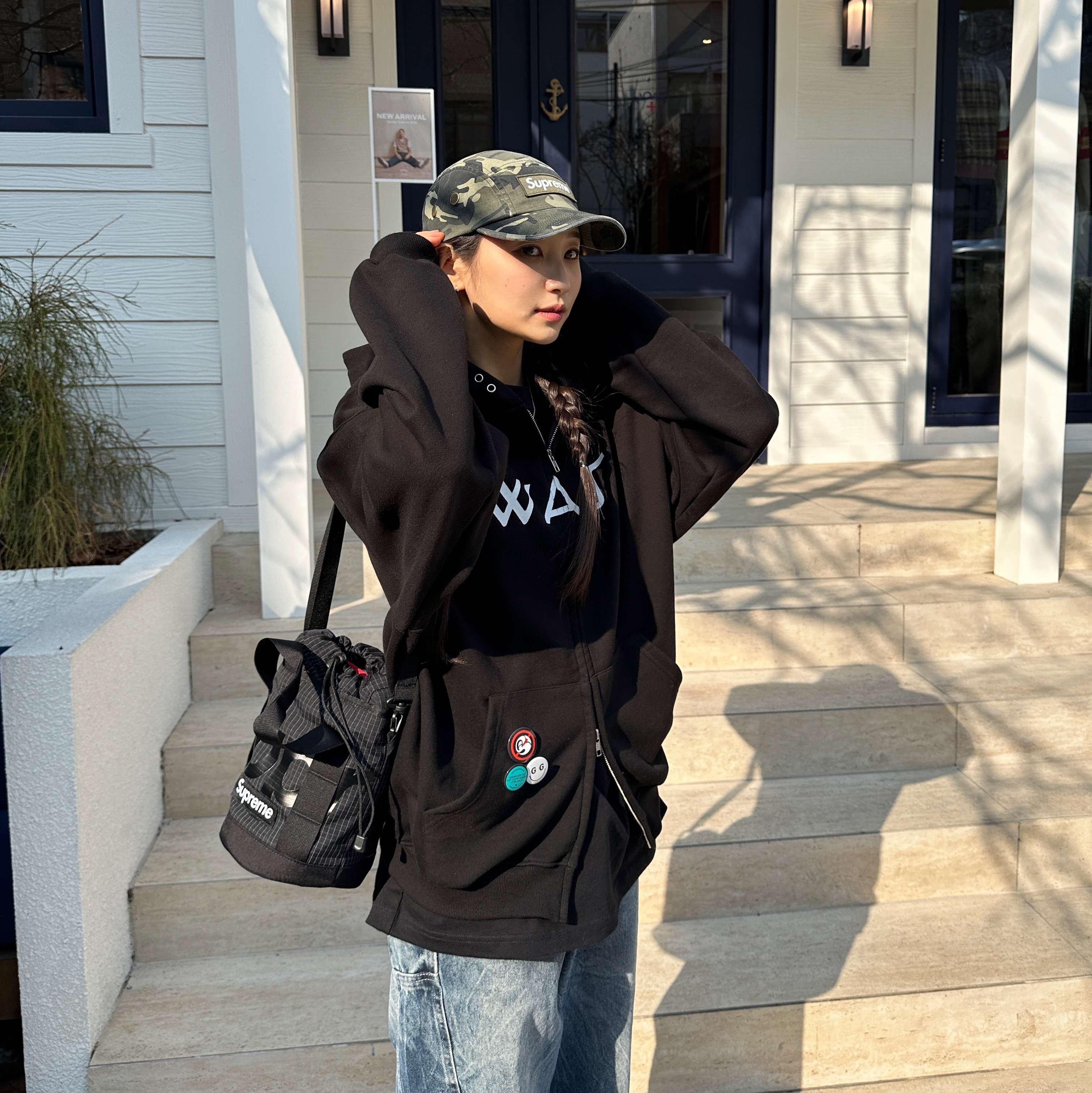 Supreme Military Camp Cap Olive Camo - 23SS, Supreme Cinch Bag Black - 24SS 착용 스타일
