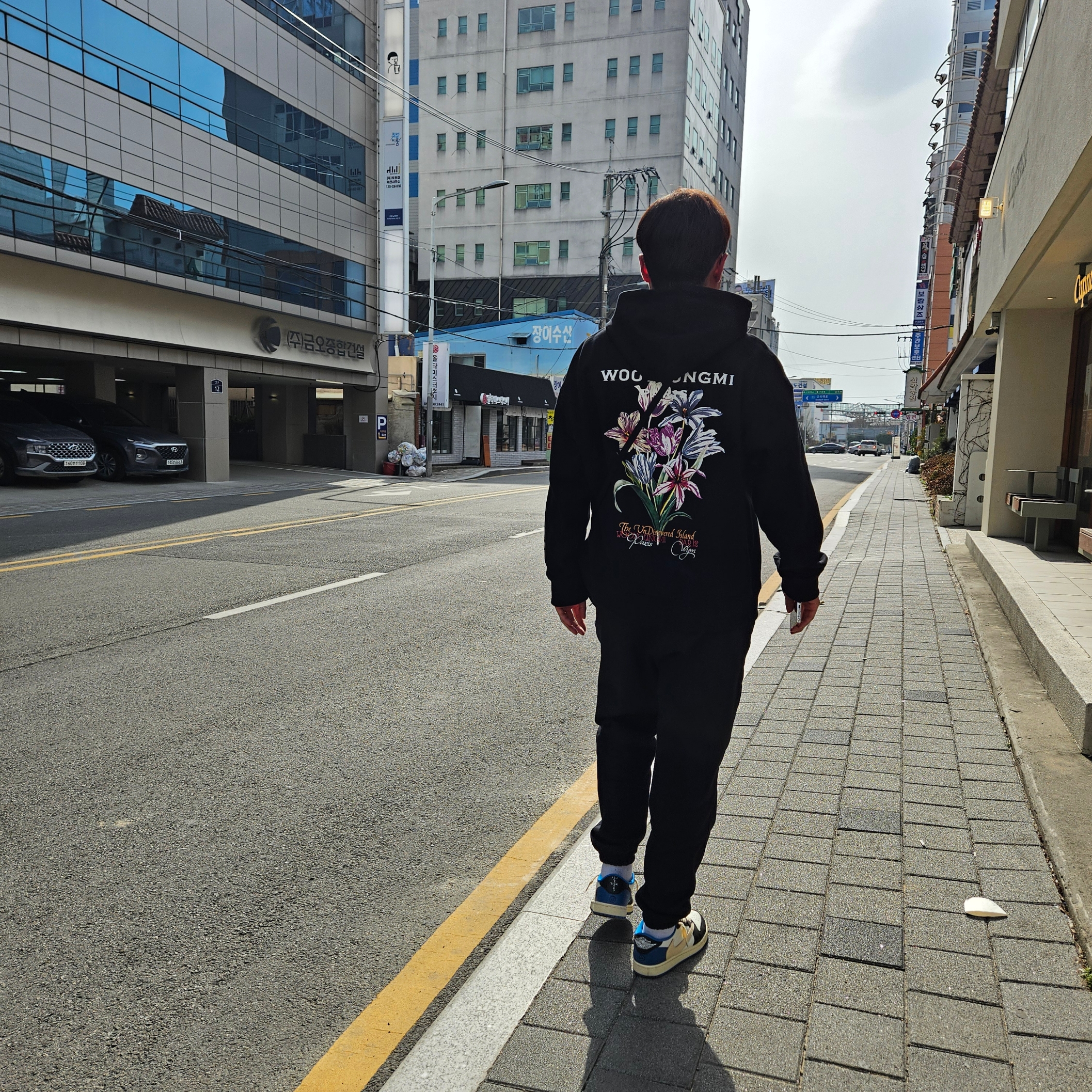 Wooyoungmi Flower Back Logo Hooded T-Shirt Black - 24SS, Jordan 1 x Travis Scott x Fragment Retro Low OG SP Military Blue 착용 스타일 - 2