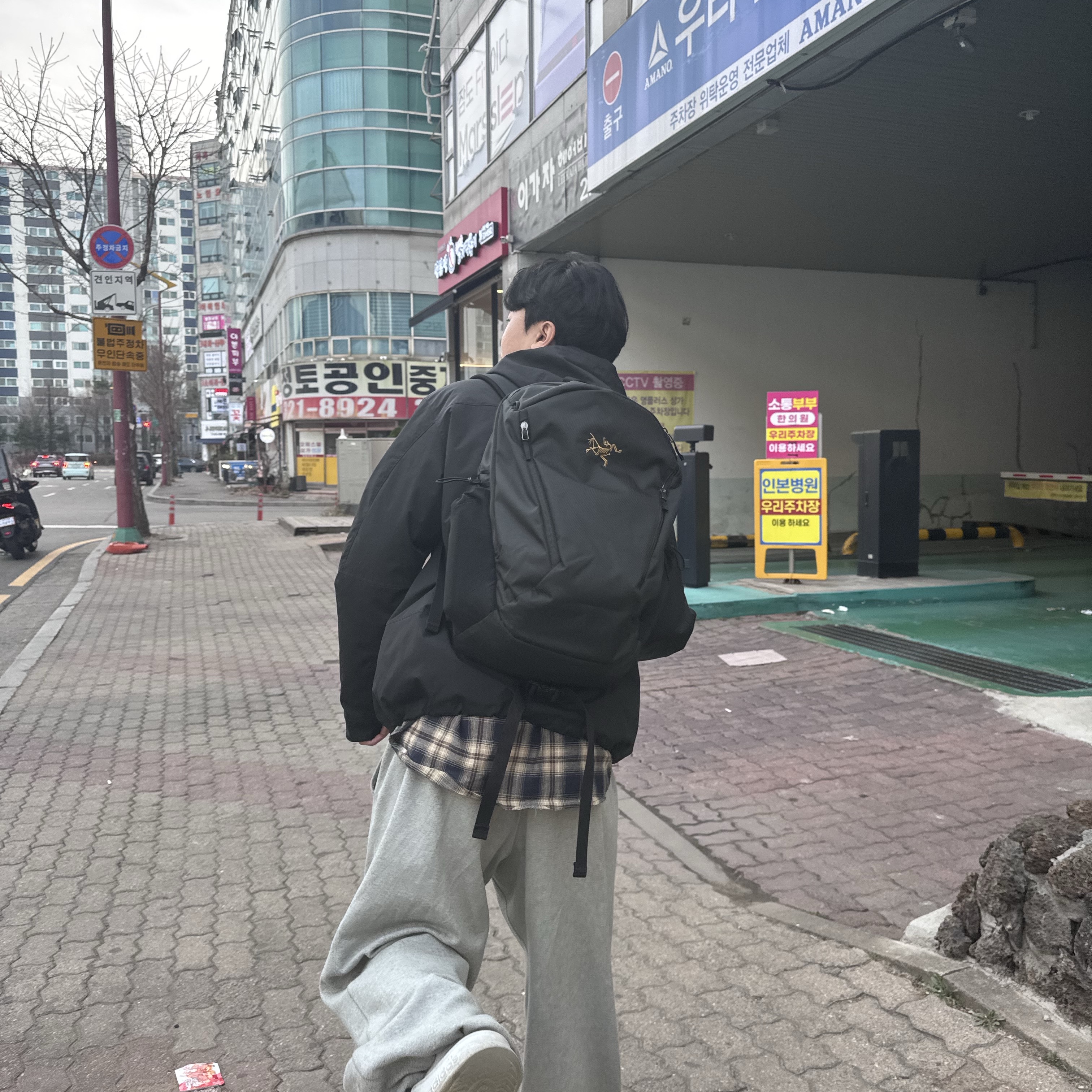 Arc'teryx Mantis 26 Backpack Black 착용 스타일 - 1