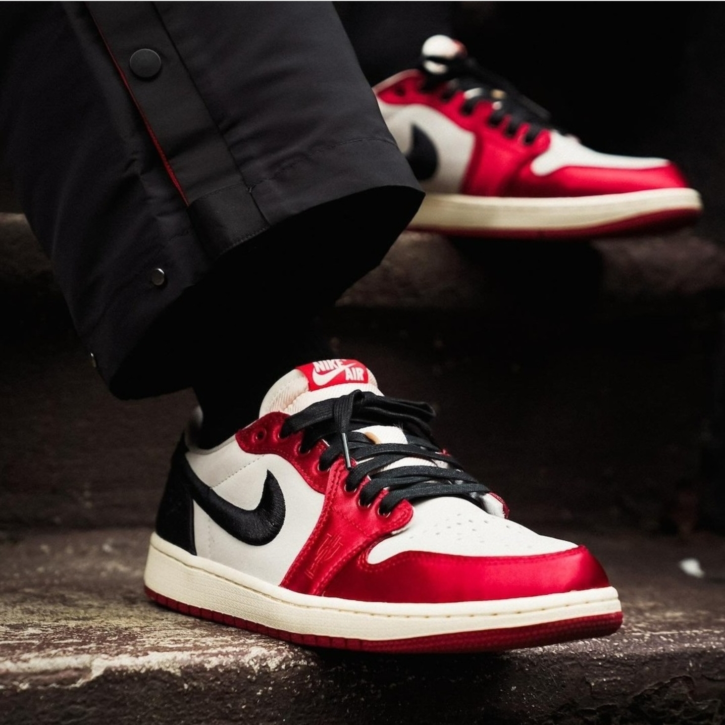 Jordan 1 x Trophy Room Retro Low OG SP Sail Varsity Red 착용 스타일 - 1