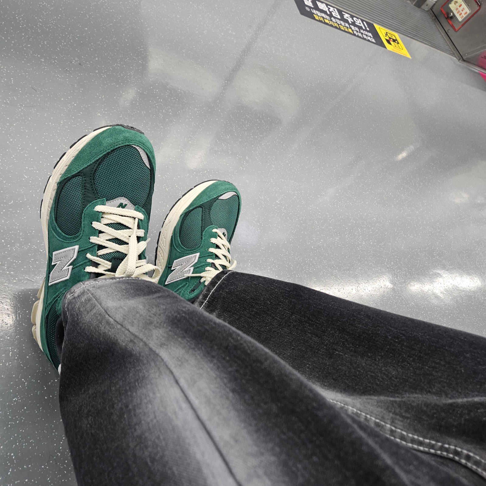 New Balance 2002R Nightwatch Green 착용 스타일 - 1