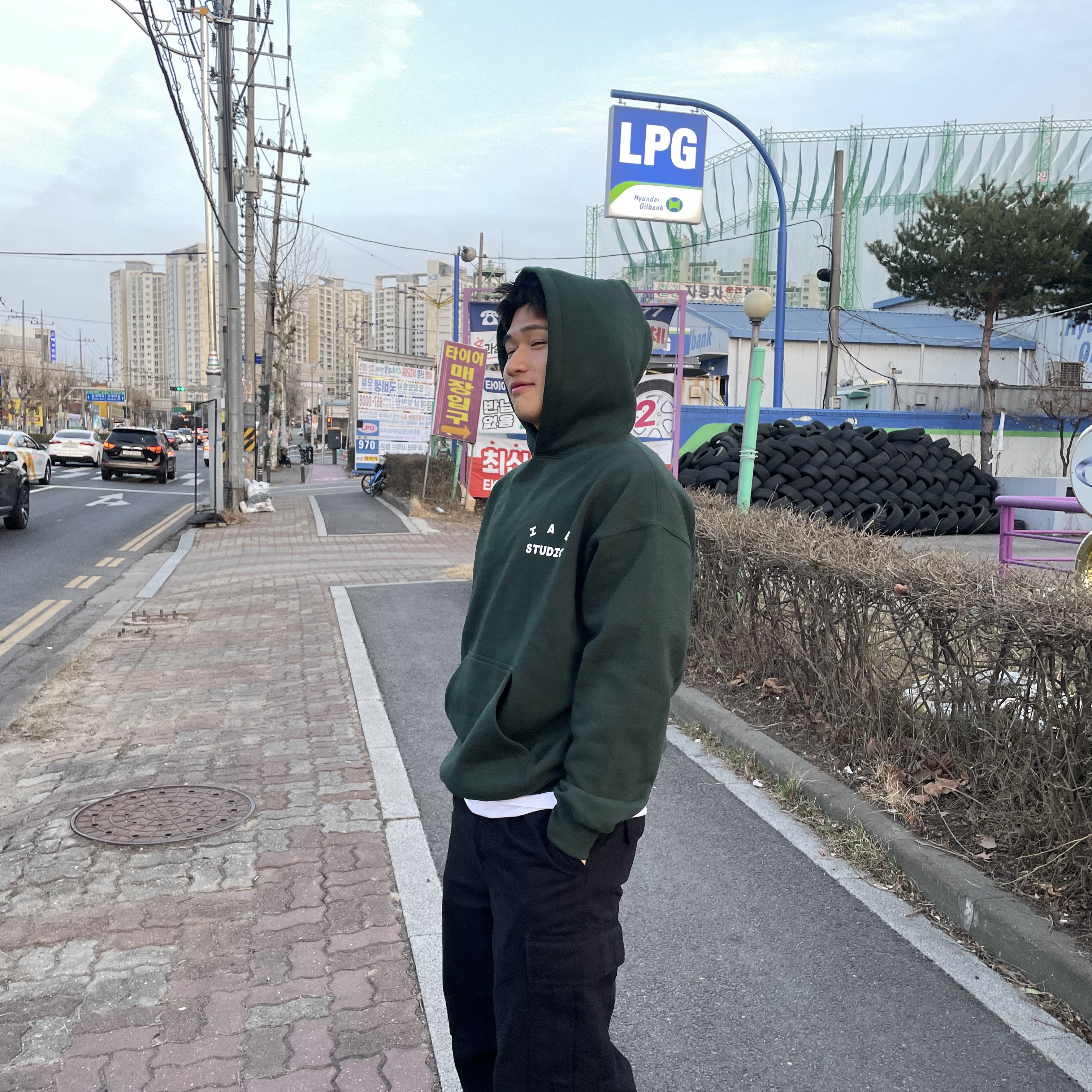 IAB Studio Hoodie Deep Green 착용 스타일