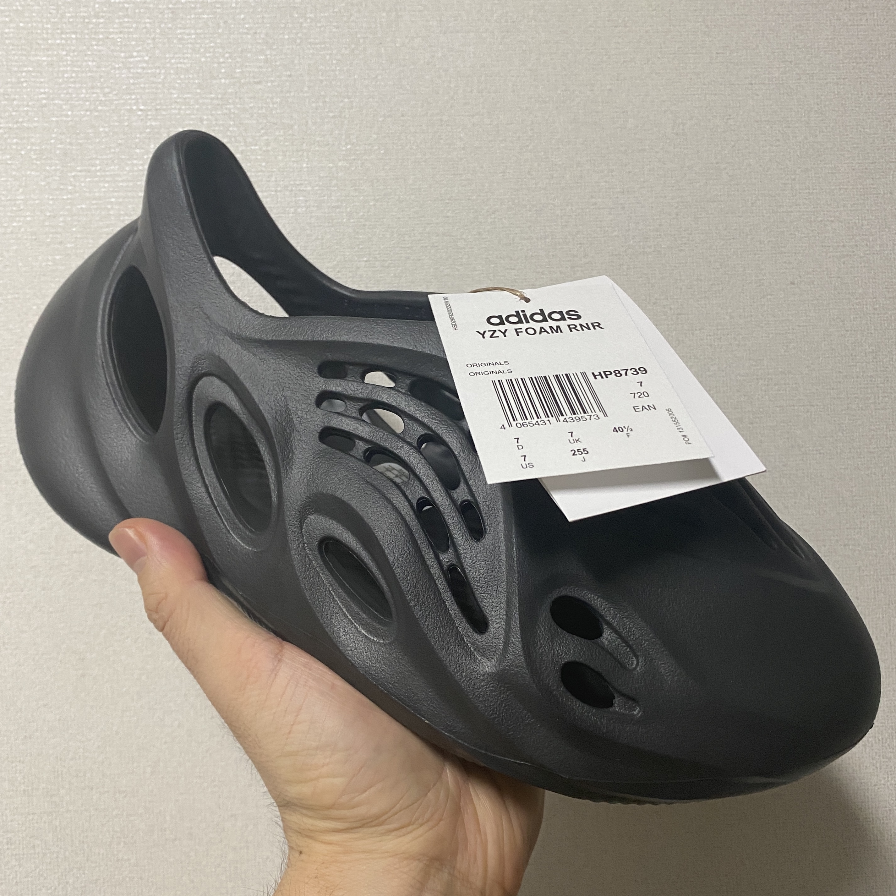 Adidas Yeezy Foam RNNR Onyx 착용 스타일