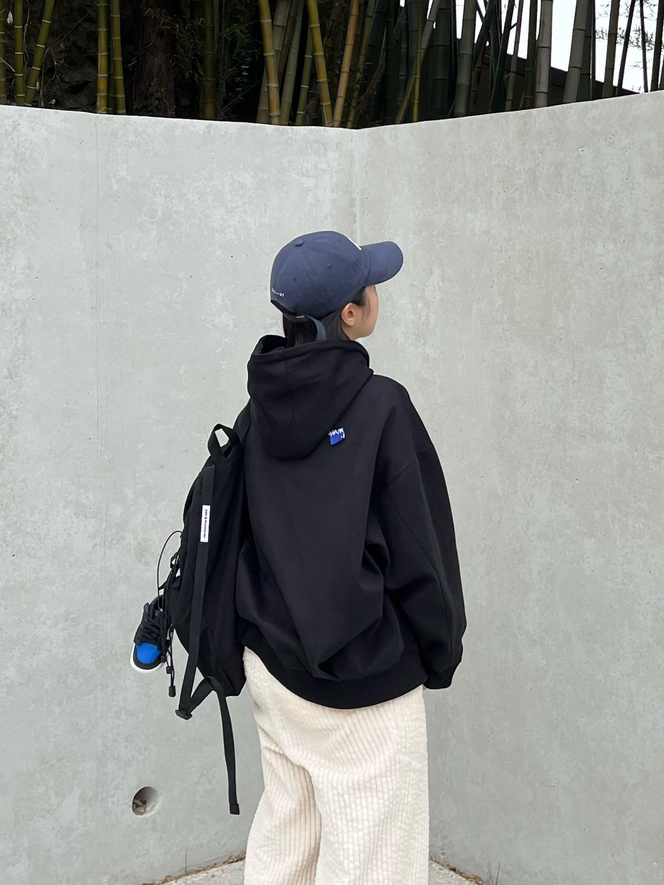 Zara x Ader Error Embroidery Hooded Sweatshirt Black, Adidas Adilette Clog Sky Blue 착용 스타일 - 1