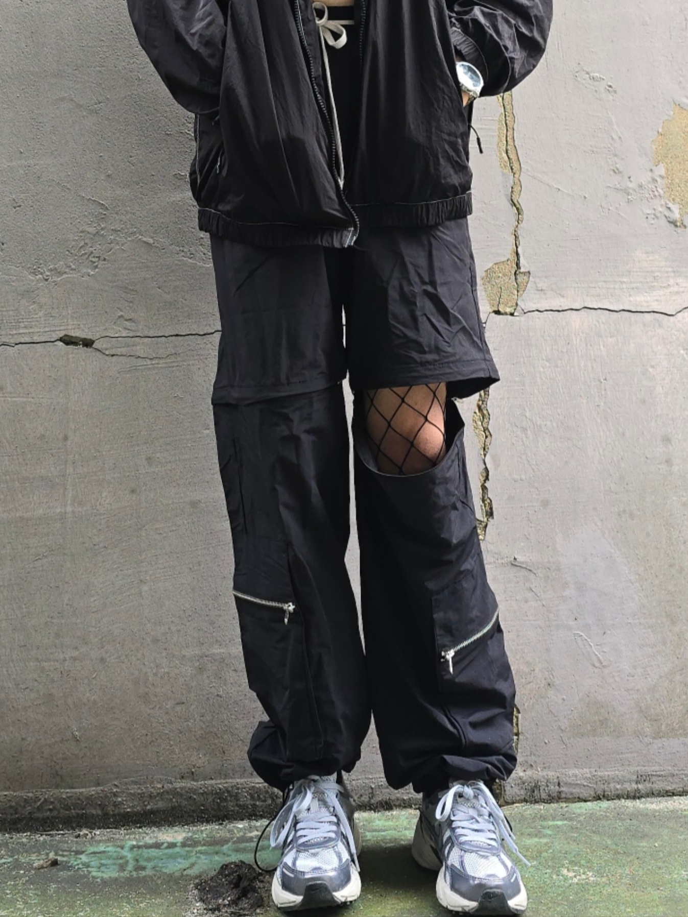 Nike V2K Run Pure Platinum Wolf Grey 착용 스타일 - 2