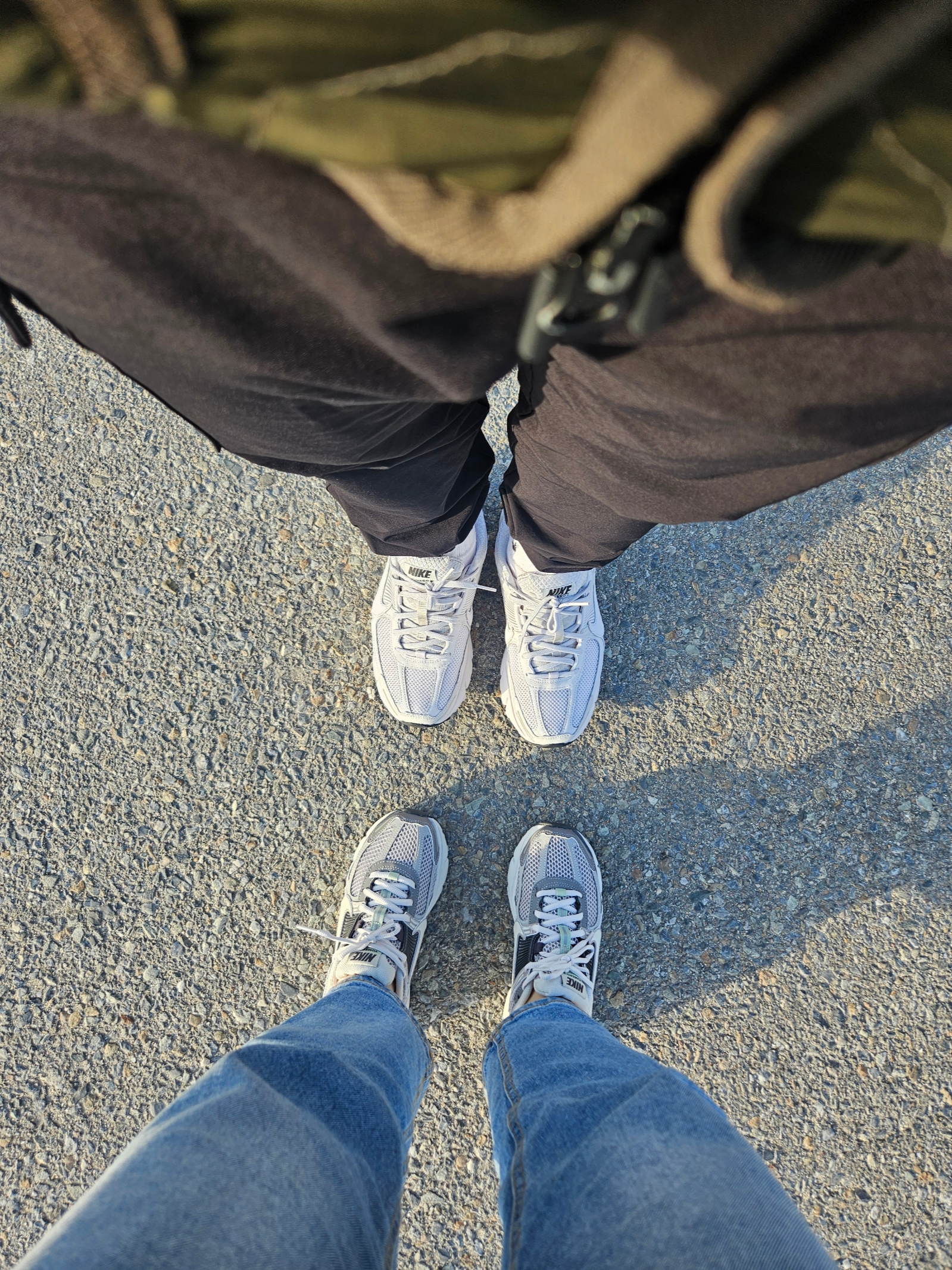 (W) Nike Zoom Vomero 5 Cobblestone and Flat Pewter, Nike Zoom Vomero 5 SP Vast Grey 2023 착용 스타일 - 1