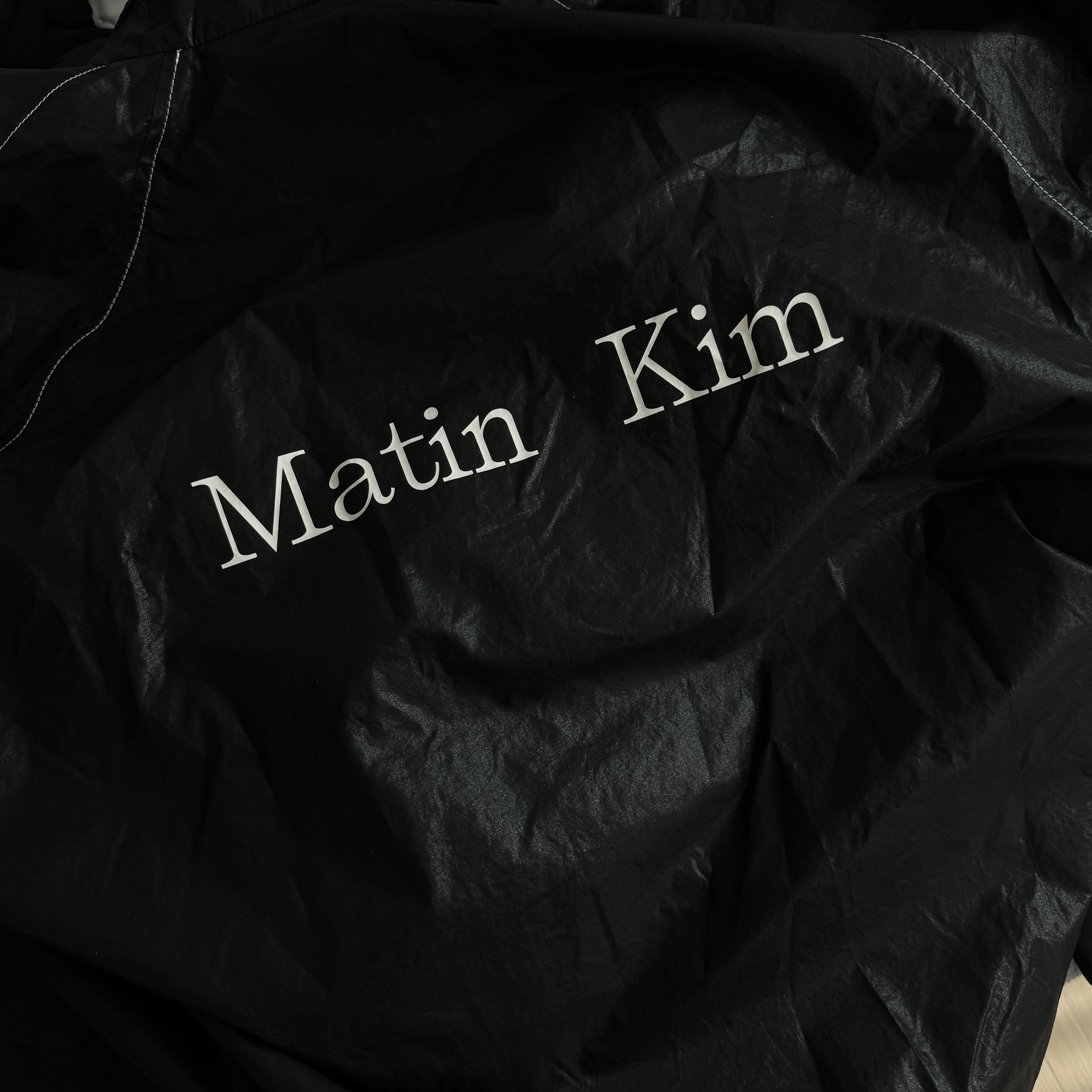 (W) Matin Kim Logo Coating Jumper Black 착용 스타일 - 3