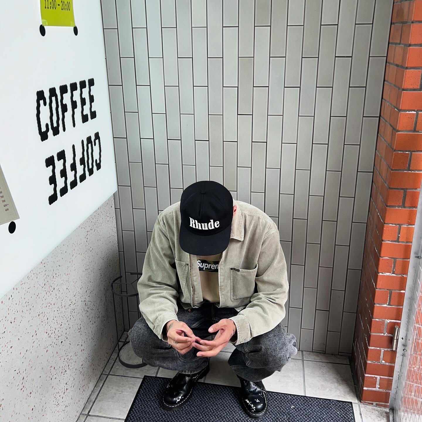 Supreme Washed Corduroy Zip Up Shirt Tan - 24SS, Supreme Box Logo T-Shirt Khaki - 23FW 착용 스타일 - 3