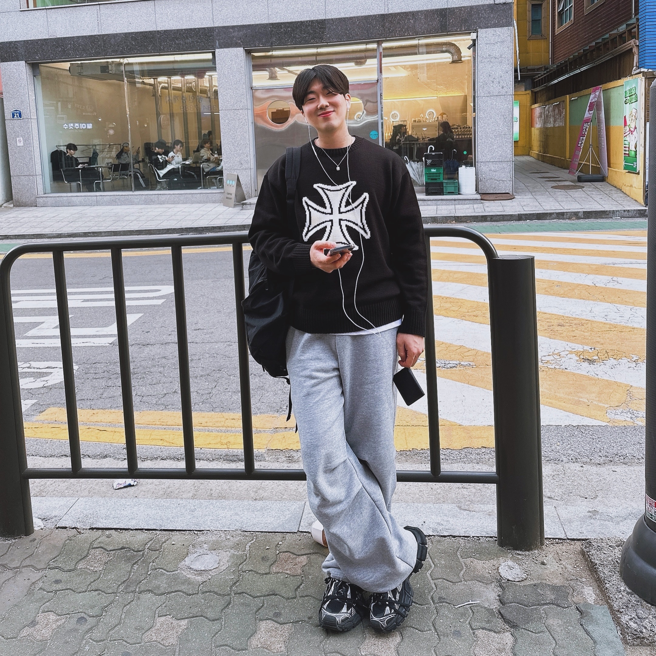Maison Margiela Keyring Wallet Black, Balenciaga 3XL Sneakers Black White 착용 스타일