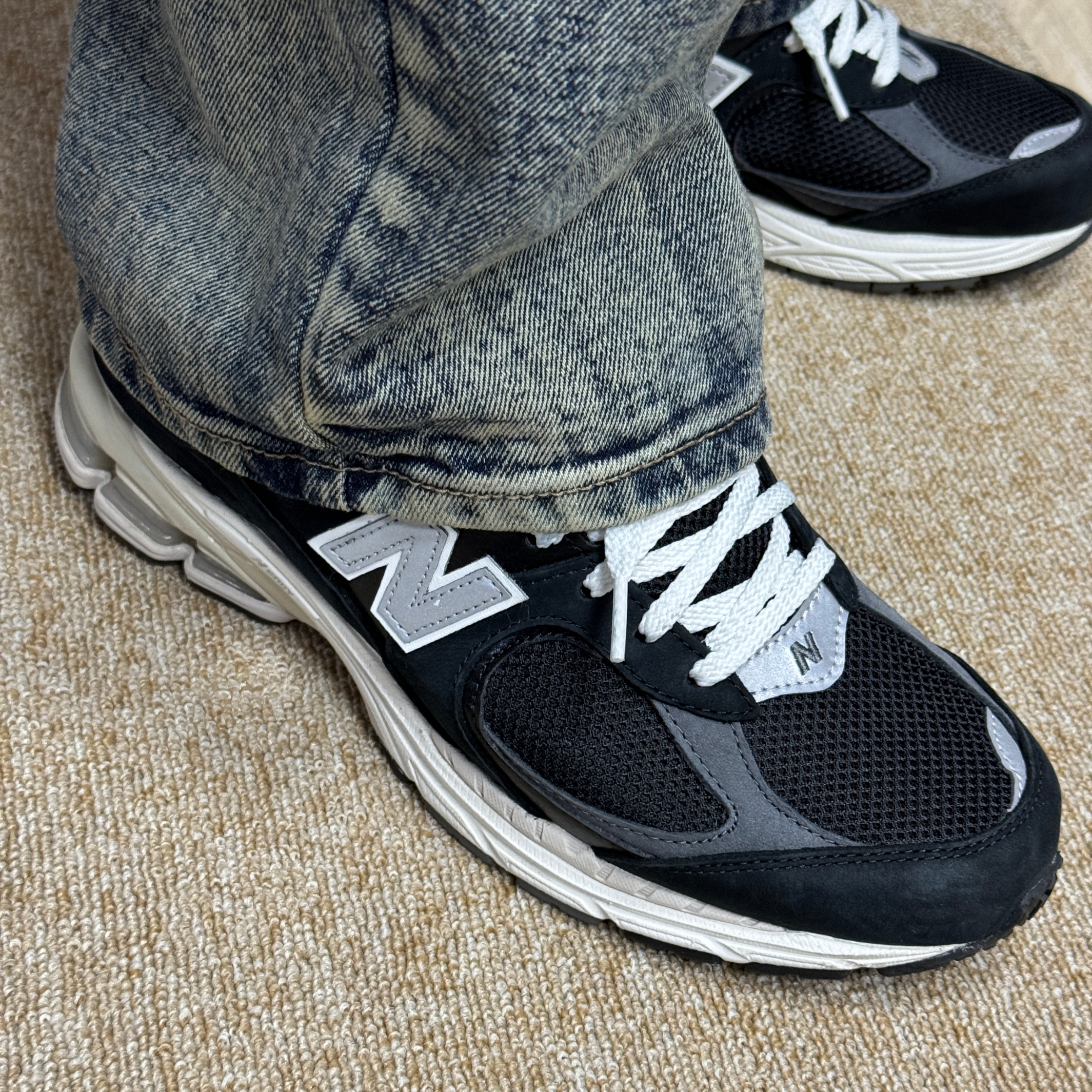New Balance 2002R Premium Vintage Black 착용 스타일