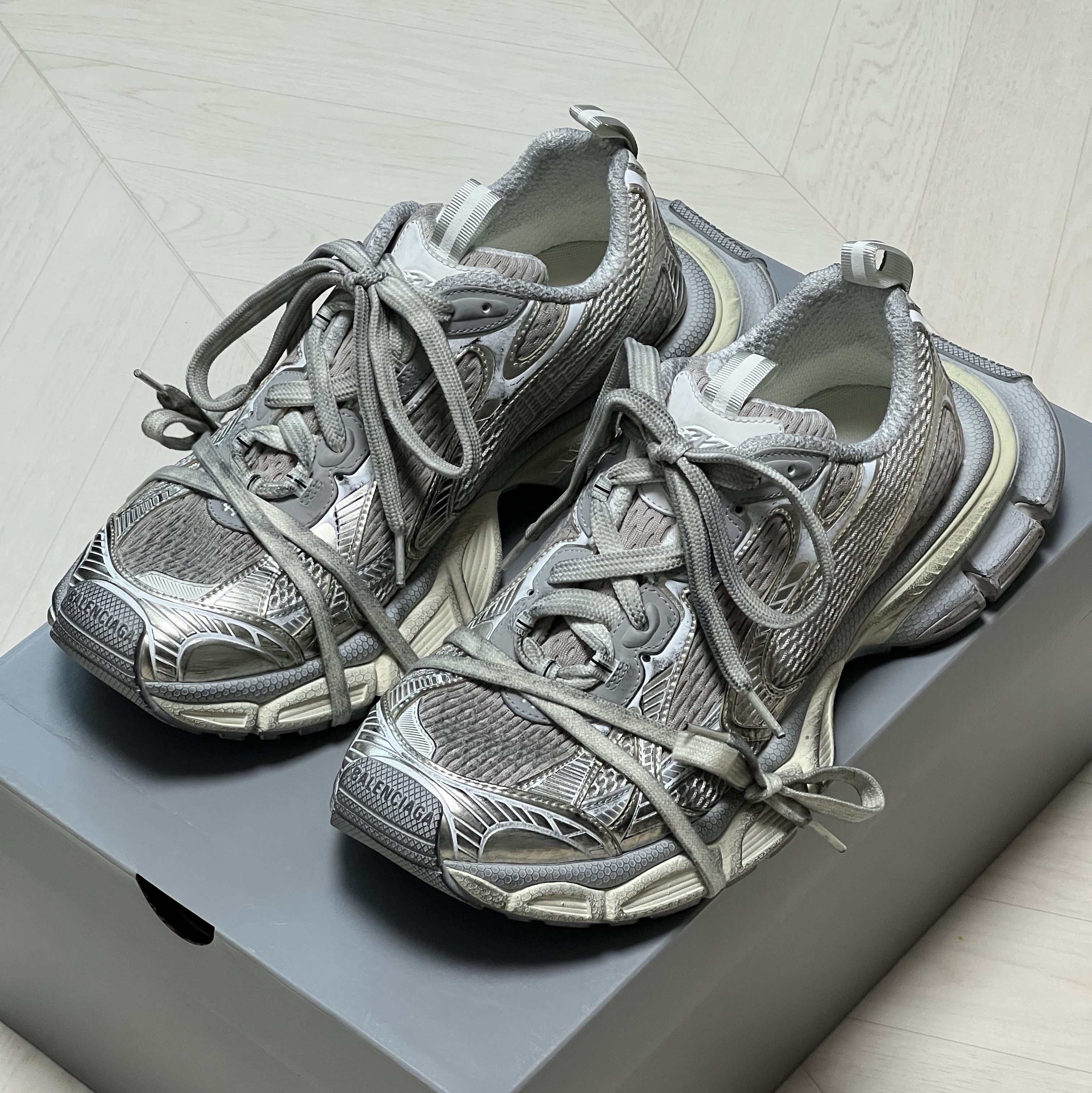 Balenciaga 3XL Sneakers Light Beige 착용 스타일 - 2