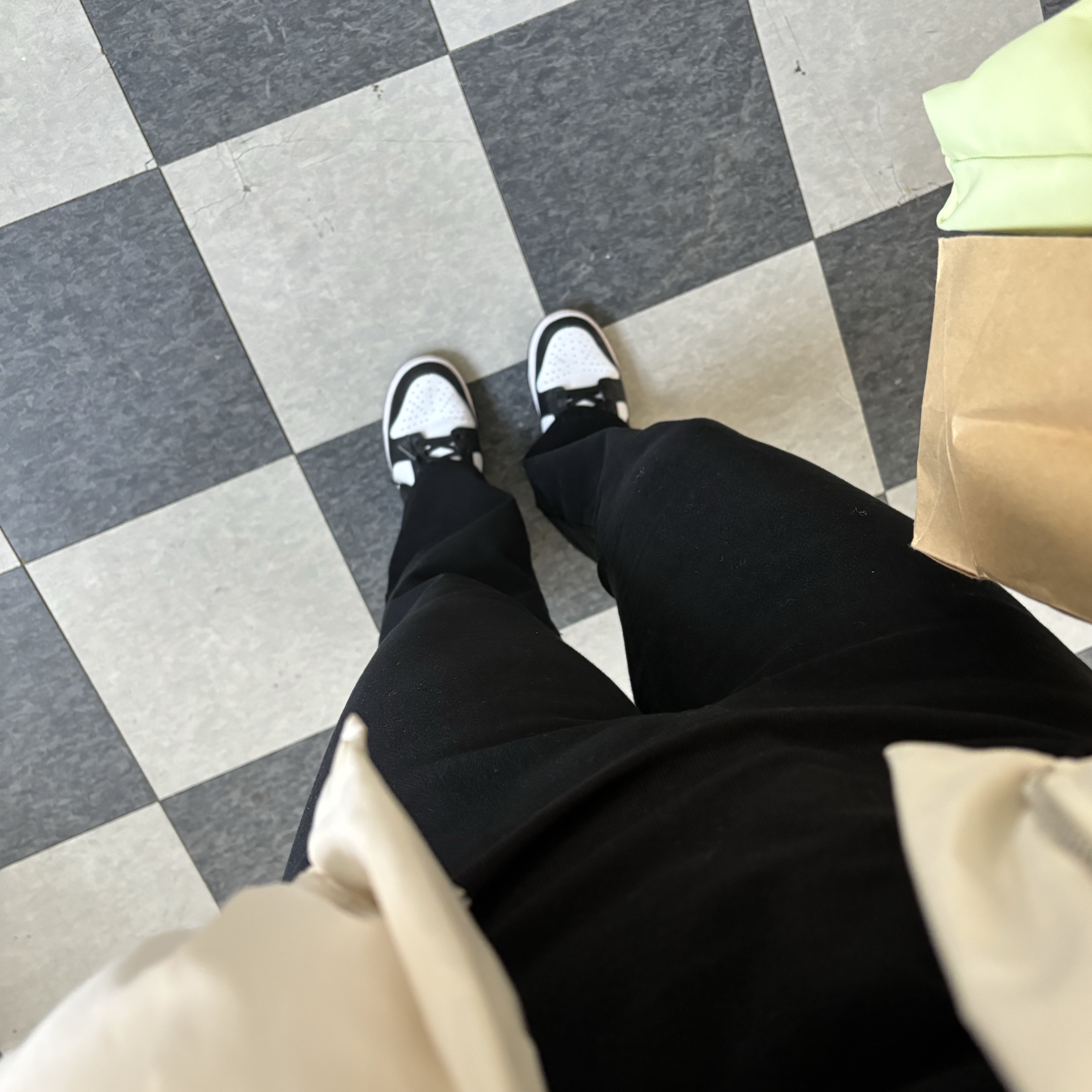 (W) Jordan 1 Low Black and White, Emis Emis Hobo Bag Yellowgreen 착용 스타일