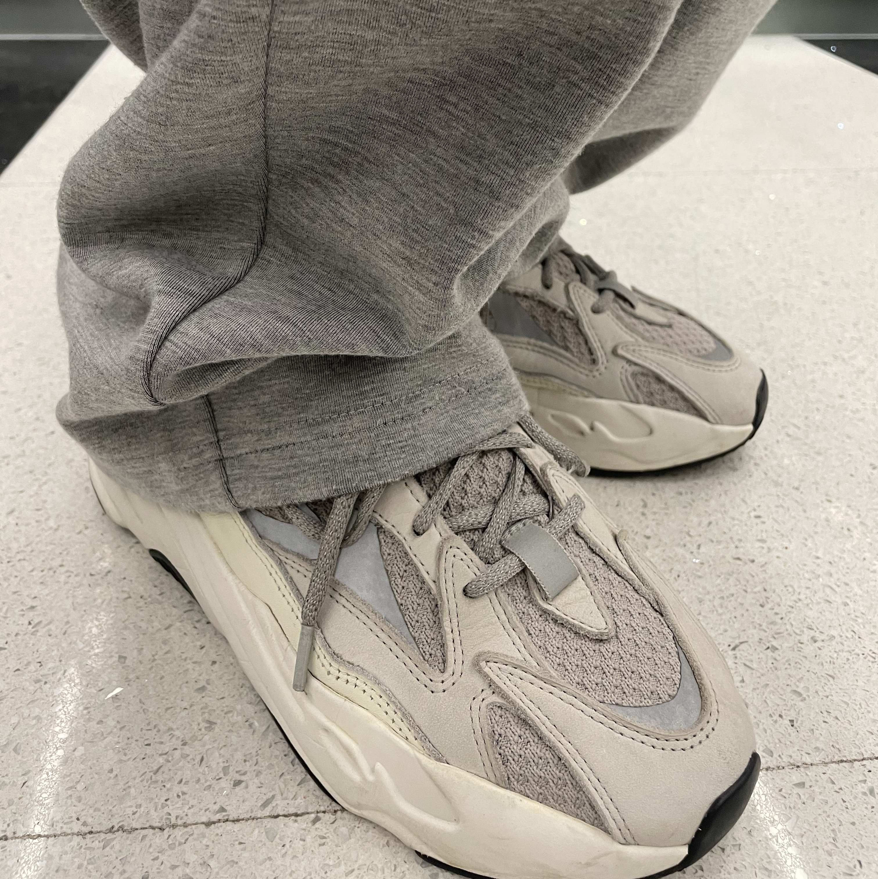 Adidas Yeezy Boost 700 V2 Static 2018 착용 스타일 - 1