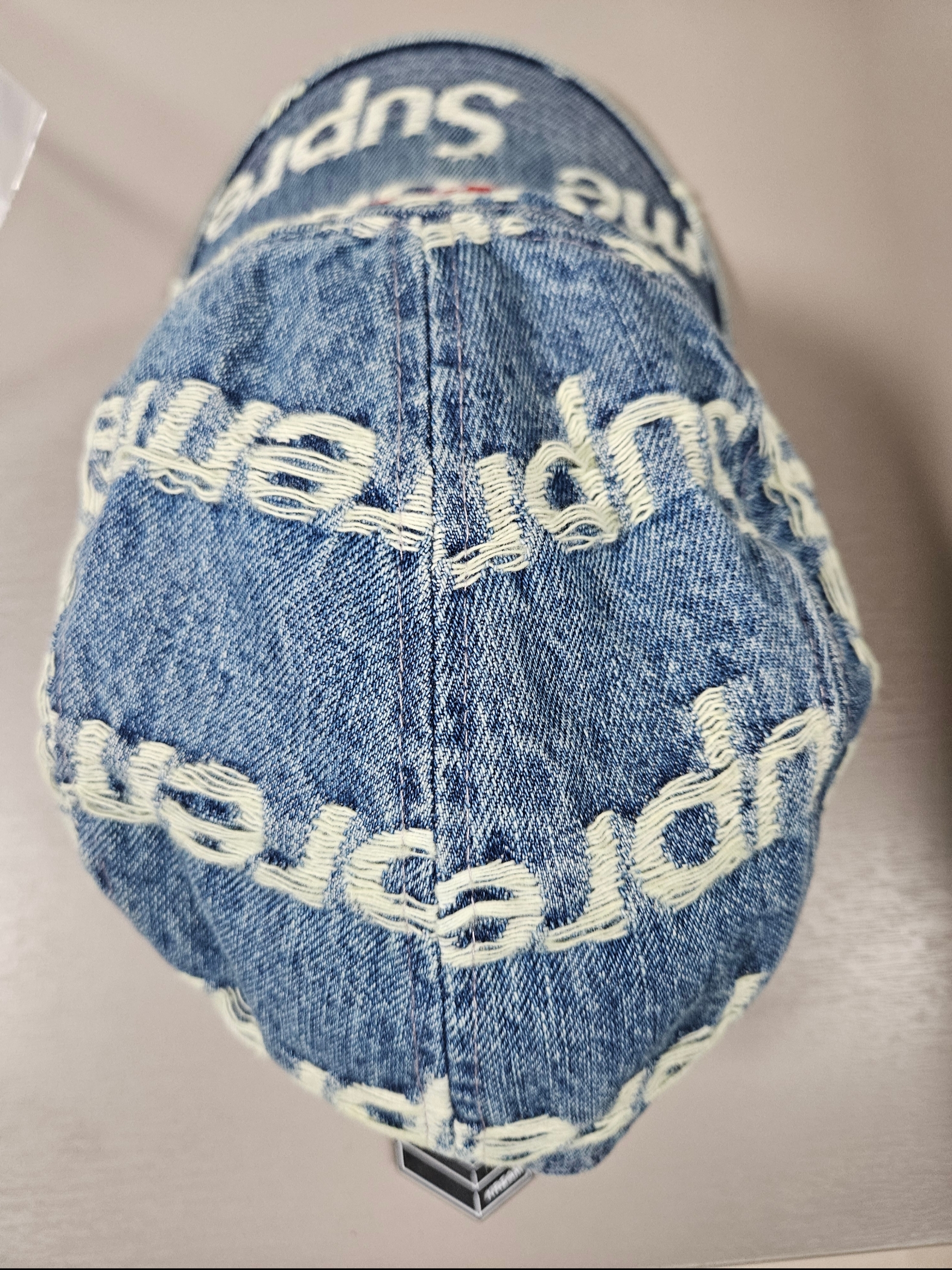 Supreme Frayed Logos Denim Camp Cap Blue - 21SS, Supreme Military Camp Cap Olive Camo - 23SS 착용 스타일 - 4