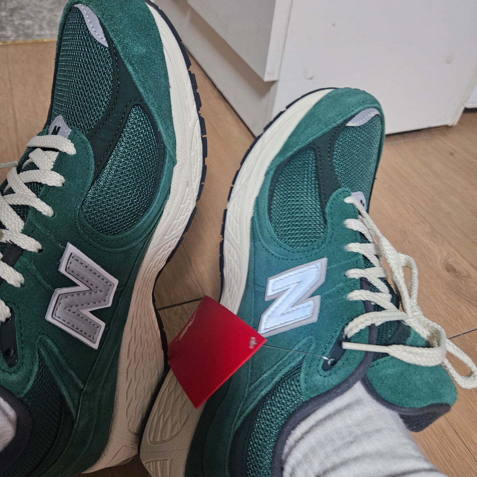 New Balance 2002R Nightwatch Green 착용 스타일 - 2