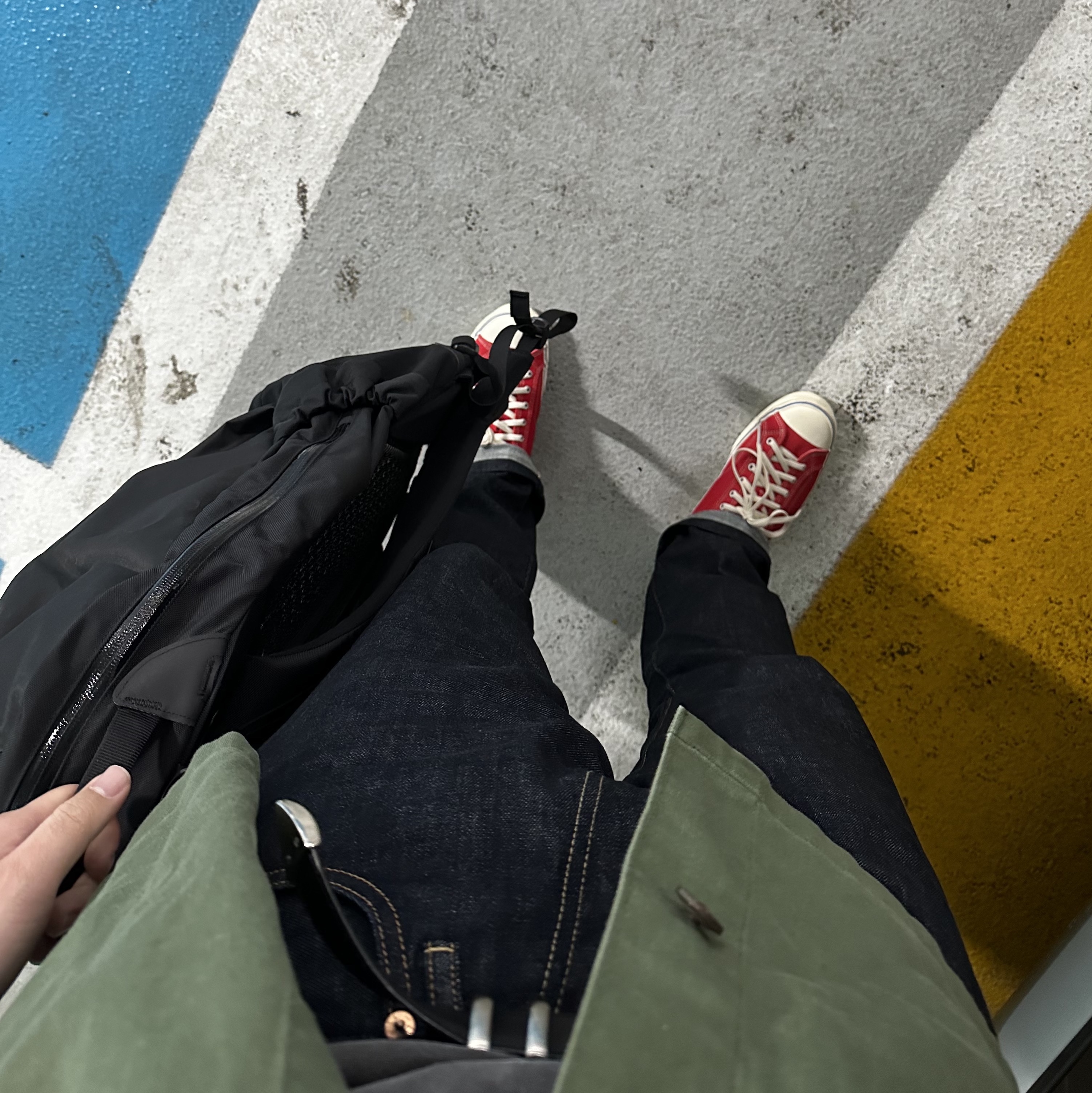 Nike x Stranger Things Classic Cortez Independence Day Pack Red, Arc'teryx Arro 22 Backpack Black II 착용 스타일 - 2