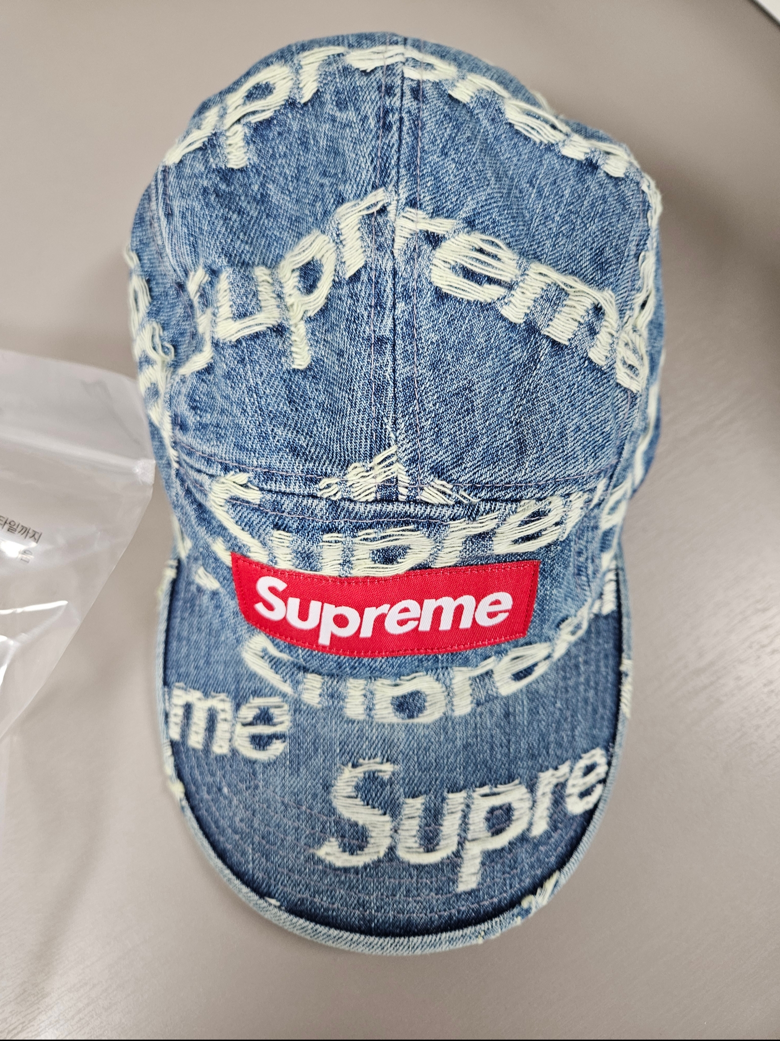 Supreme Frayed Logos Denim Camp Cap Blue - 21SS, Supreme Military Camp Cap Olive Camo - 23SS 착용 스타일 - 3