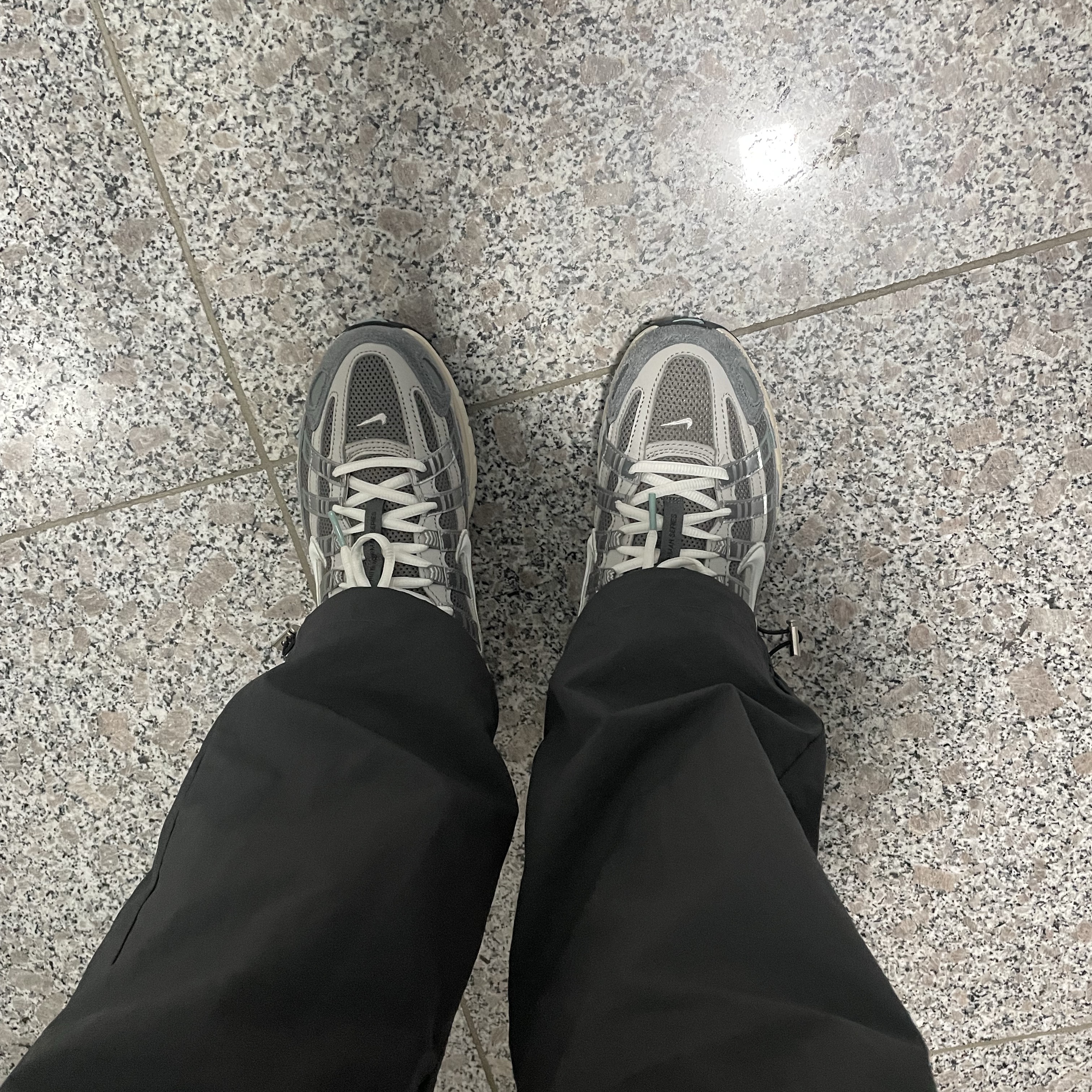 Nike P-6000 Flat Pewter Light Iron Ore 착용 스타일