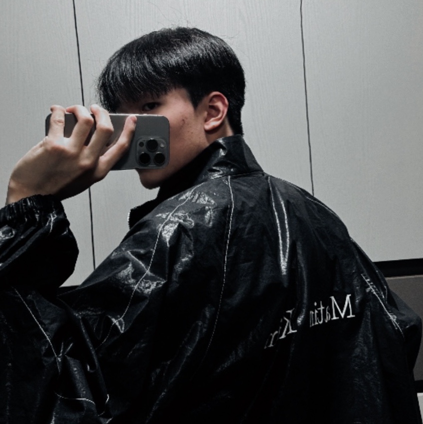 (W) Matin Kim Logo Coating Jumper Black 착용 스타일 - 1