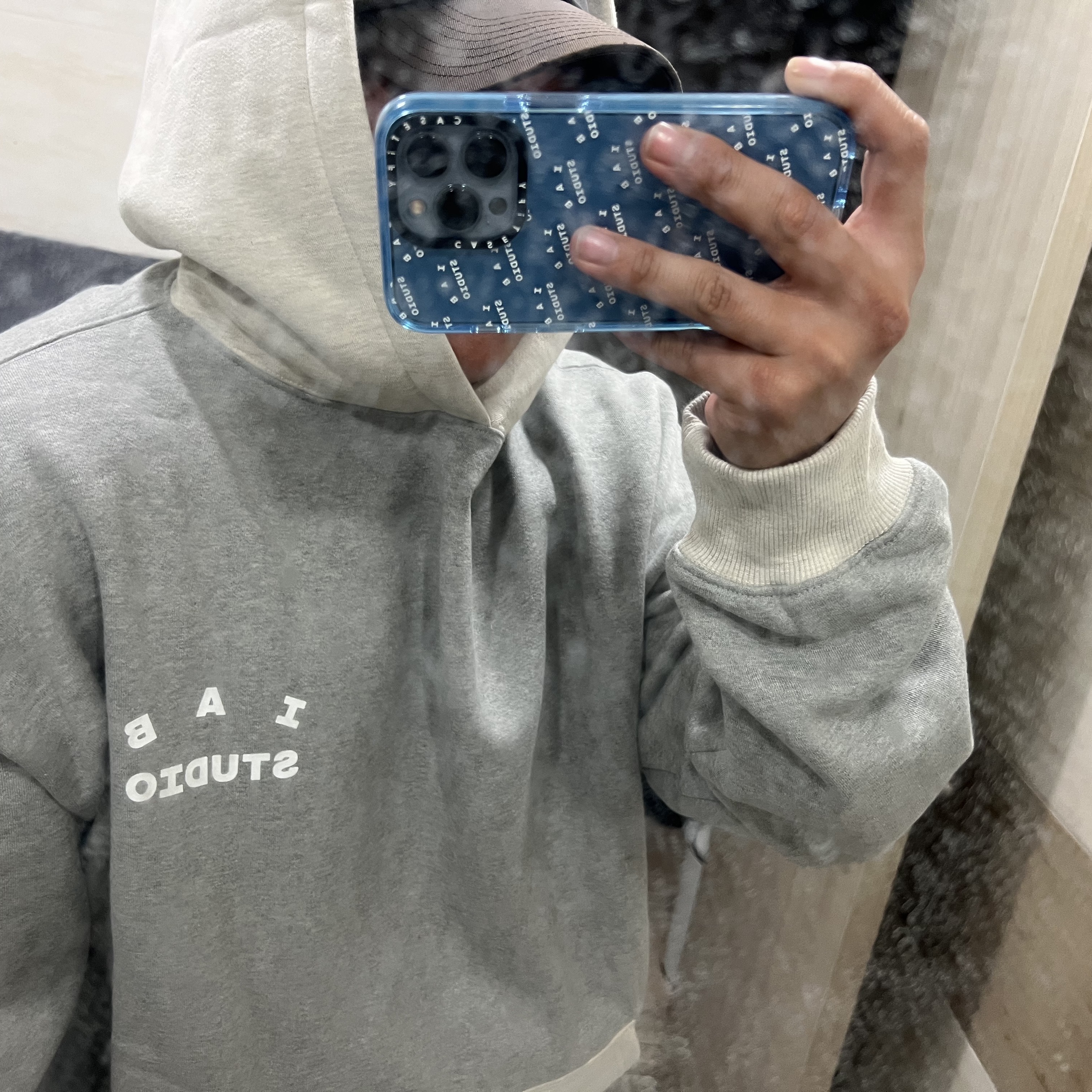 Casetify x IAB Studio iPhone White Monogram Logo Impact Case Sierra Blue, IAB Studio Hoodie Dual Gray 착용 스타일