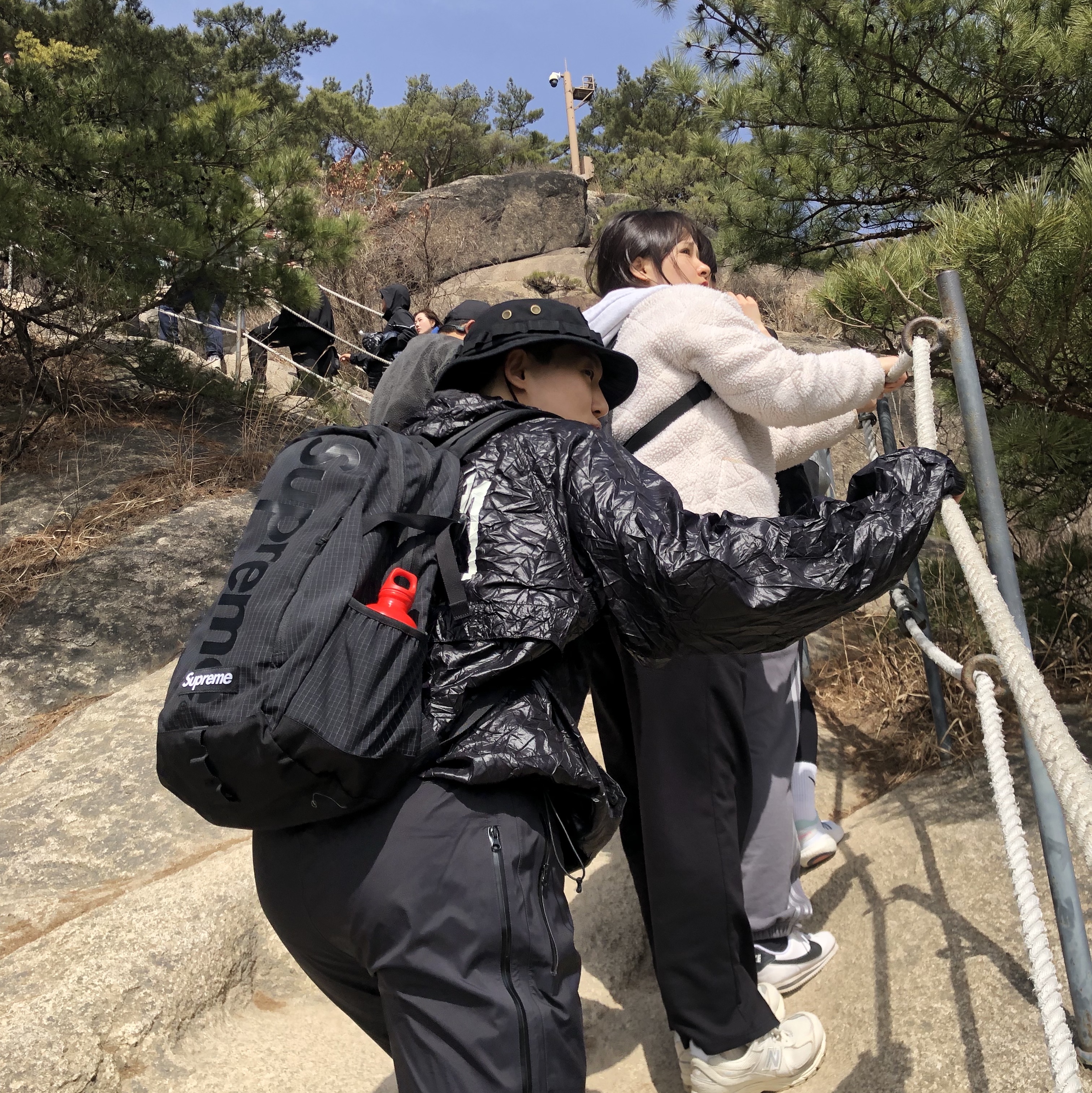 Stussy Beach Shell Wrinkled Nylon Jacket Black, Supreme x Sigg Traveller 0.6L Water Bottle Red - 23SS 착용 스타일 - 3