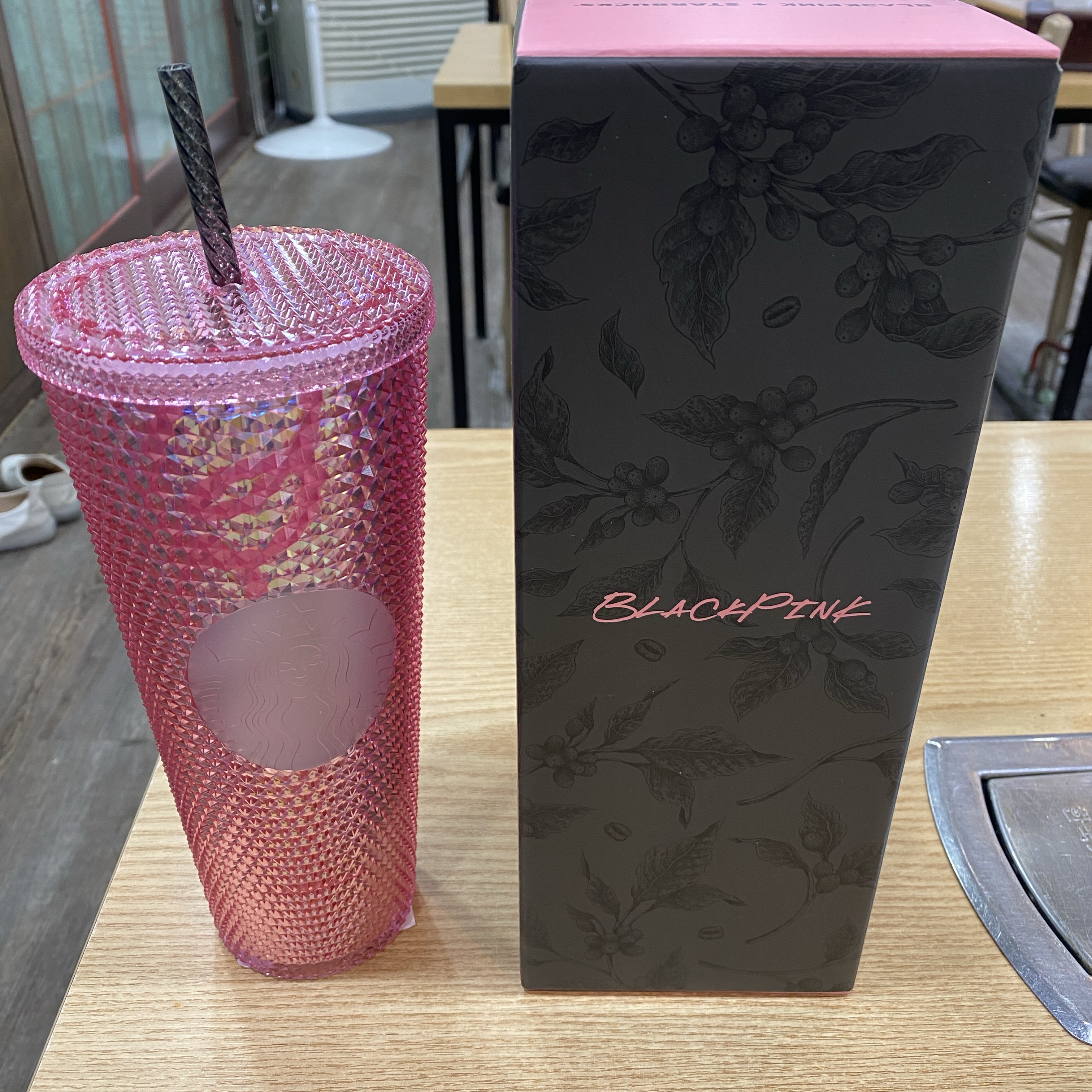 Starbucks x Blackpink Pink Stud Cold Cup 710ml 착용 스타일 - 2