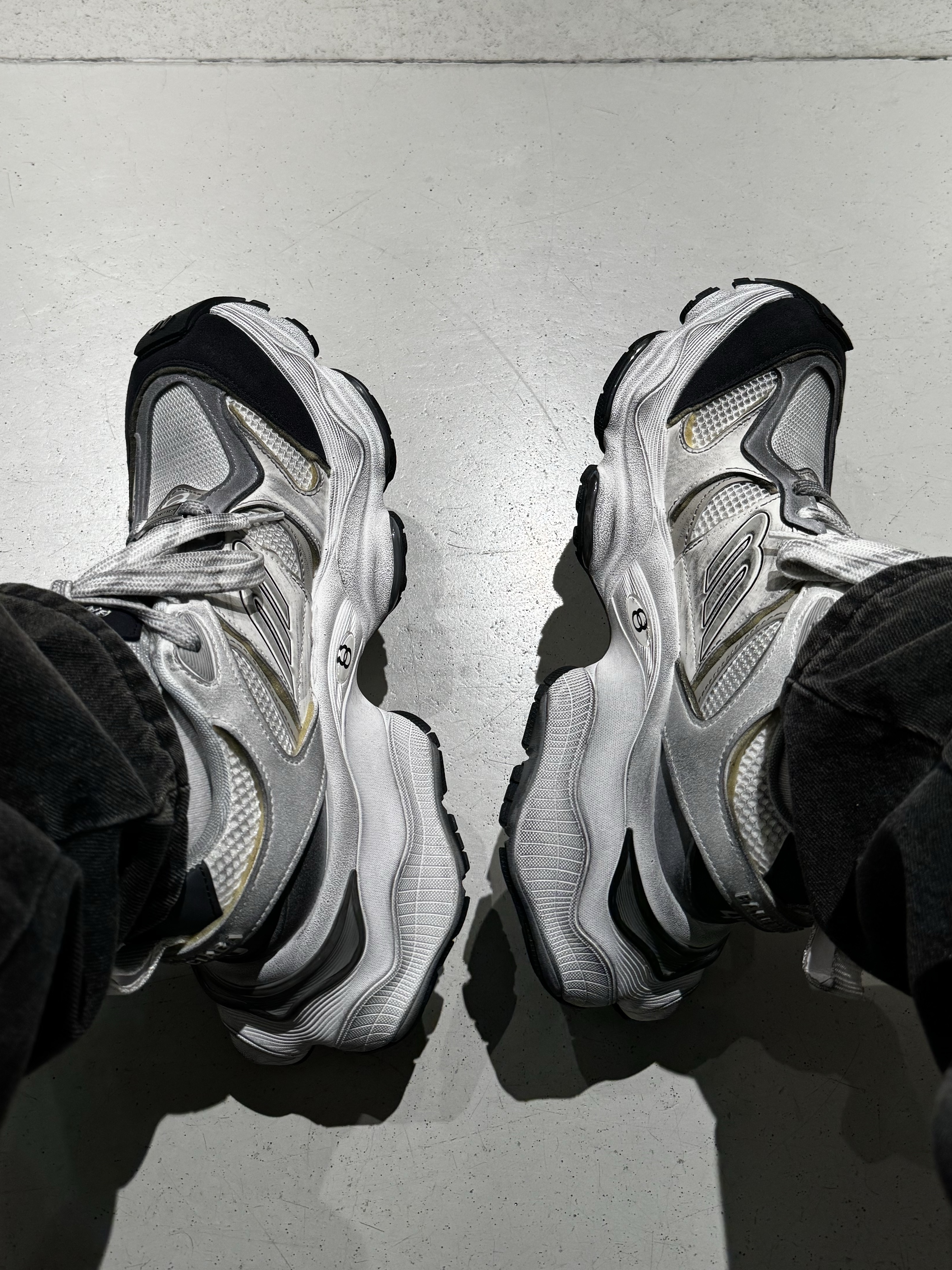 Balenciaga Cargo Sneakers White Grey 착용 스타일 - 2