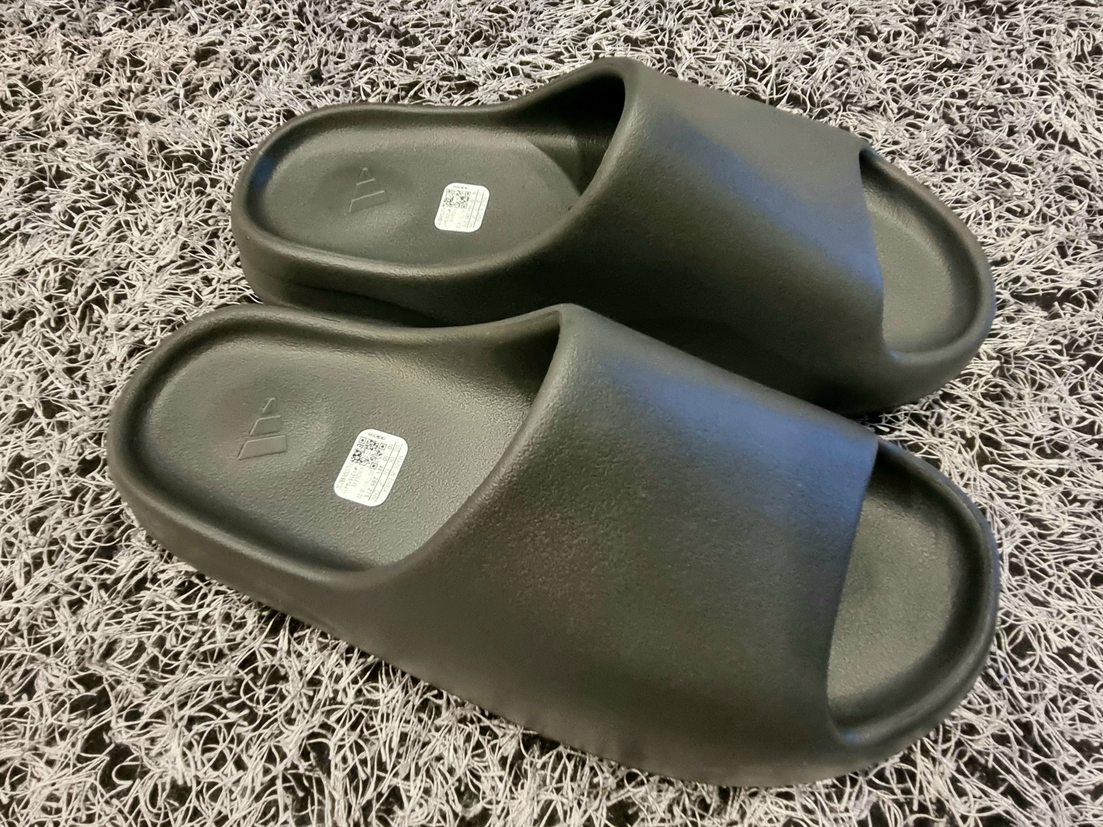 Adidas Yeezy Slide Onyx 착용 스타일 - 3