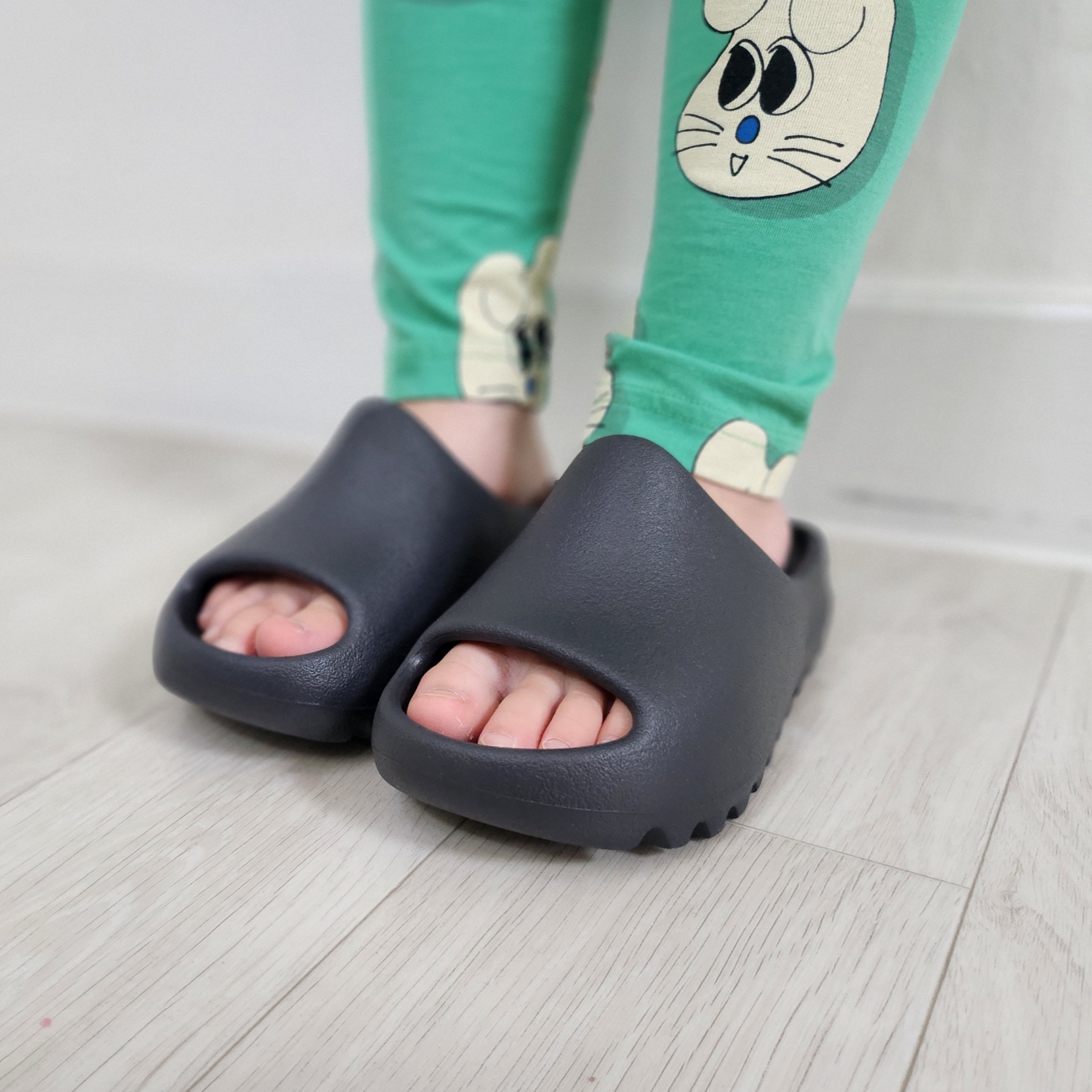 (Kids) Adidas Yeezy Slide Onyx 착용 스타일 - 3