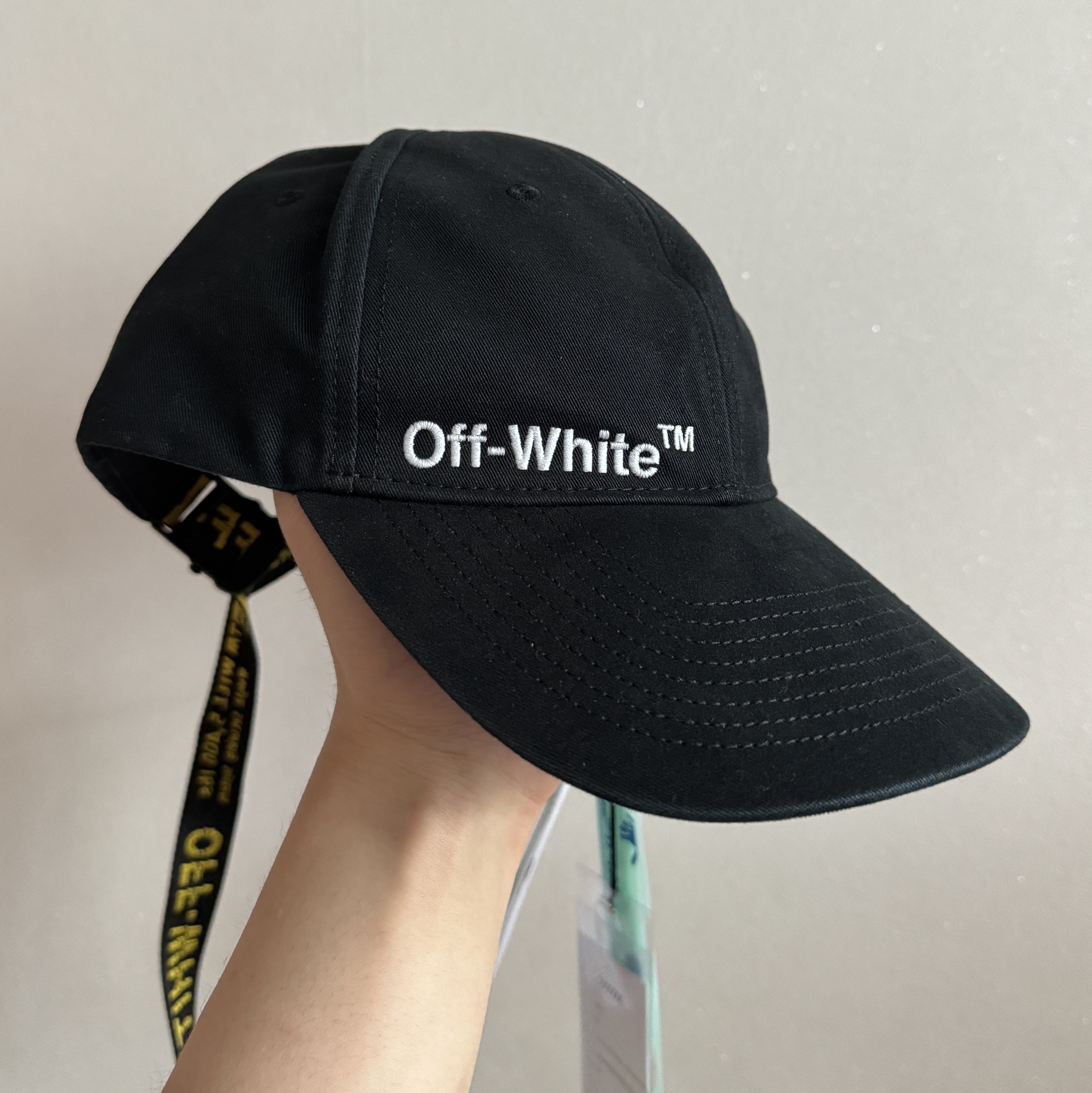 Off-White Helvetica Industrial Cap Black 착용 스타일 - 1
