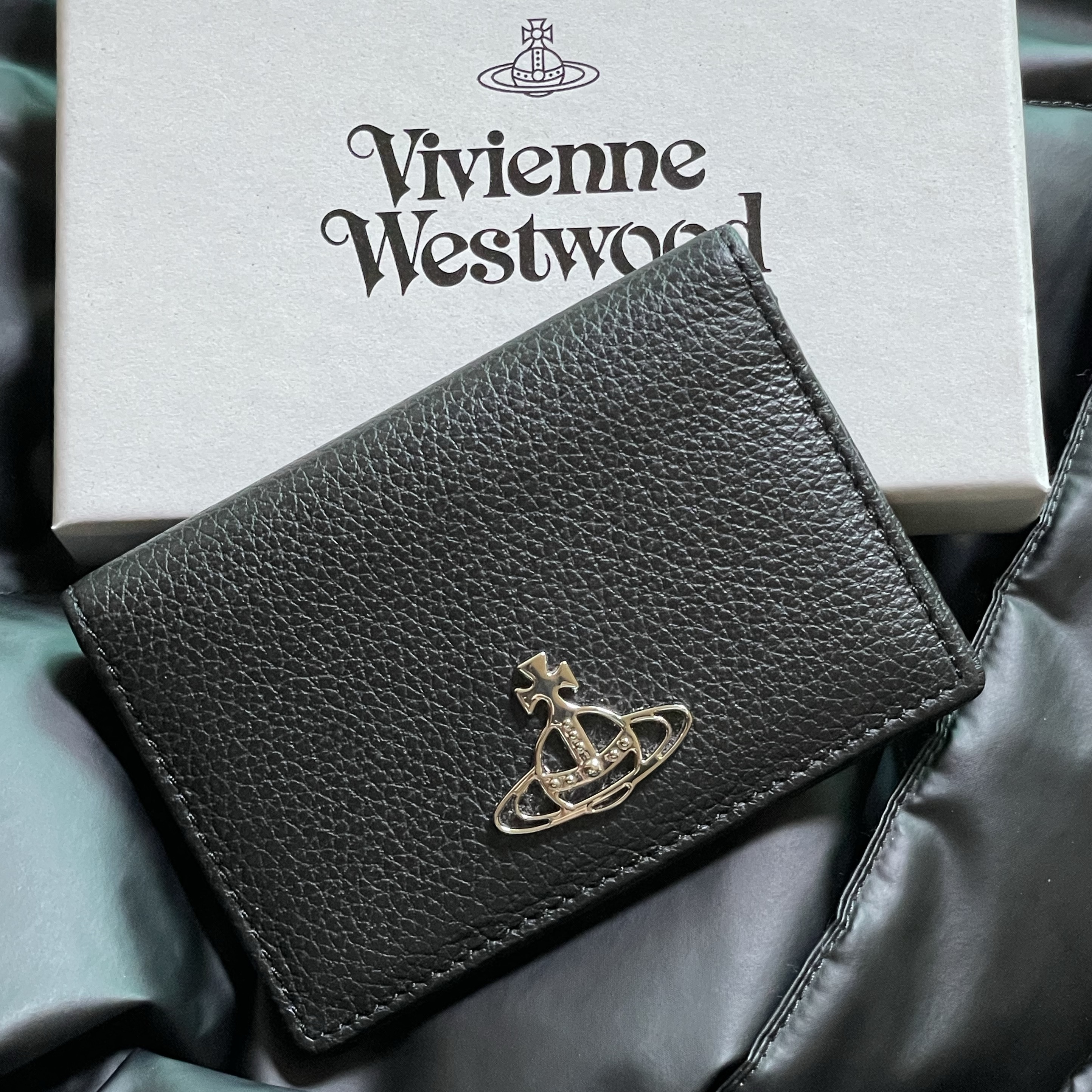 Vivienne Westwood Grain Leather Card Holder Black 착용 스타일