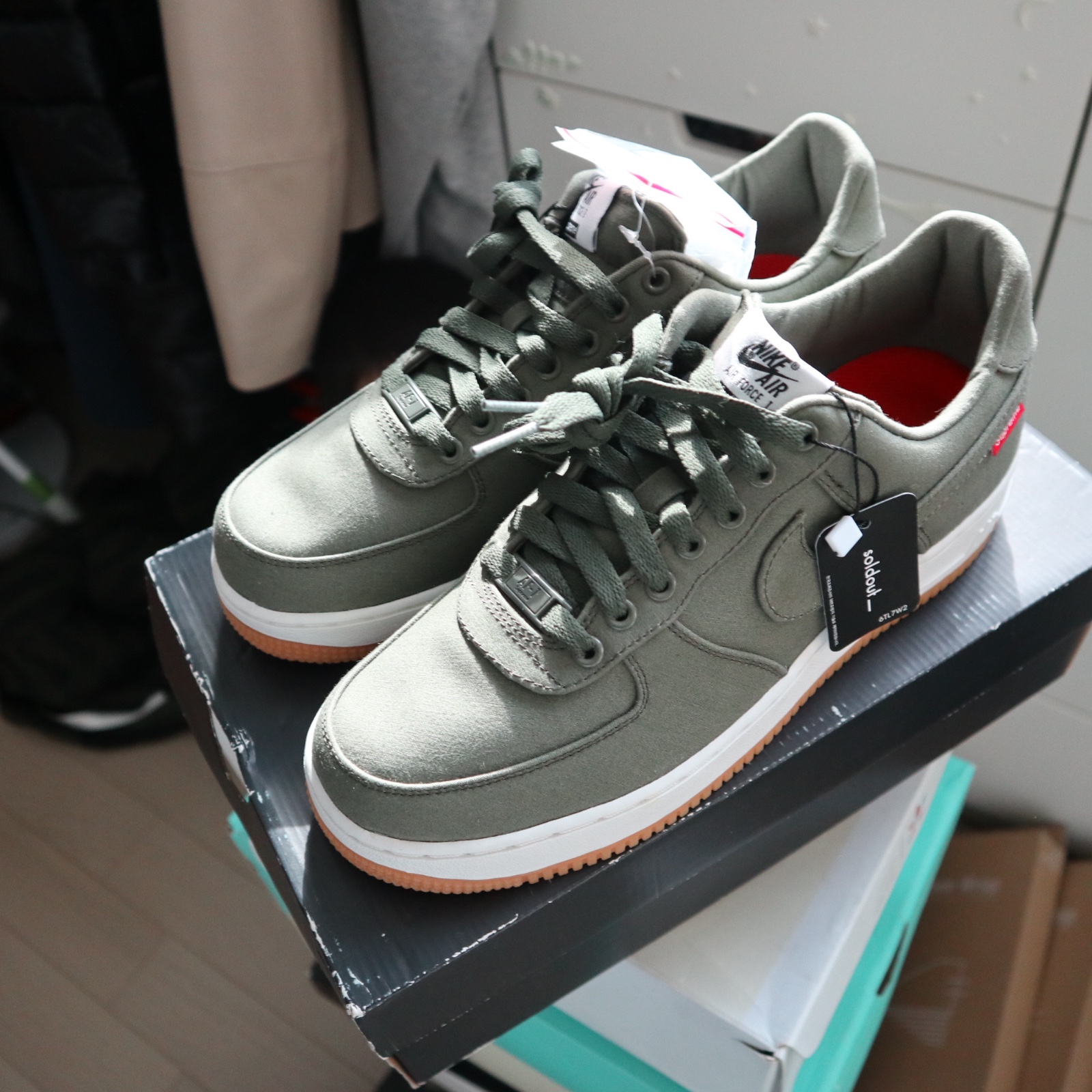Nike x Supreme Air Force 1 Low PRM '08 NRG Olive 착용 스타일 - 2