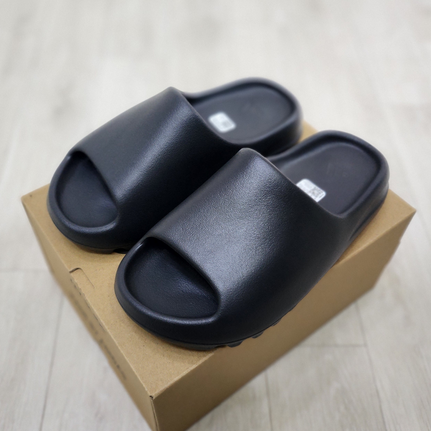 Adidas Yeezy Slide Onyx 착용 스타일 - 2