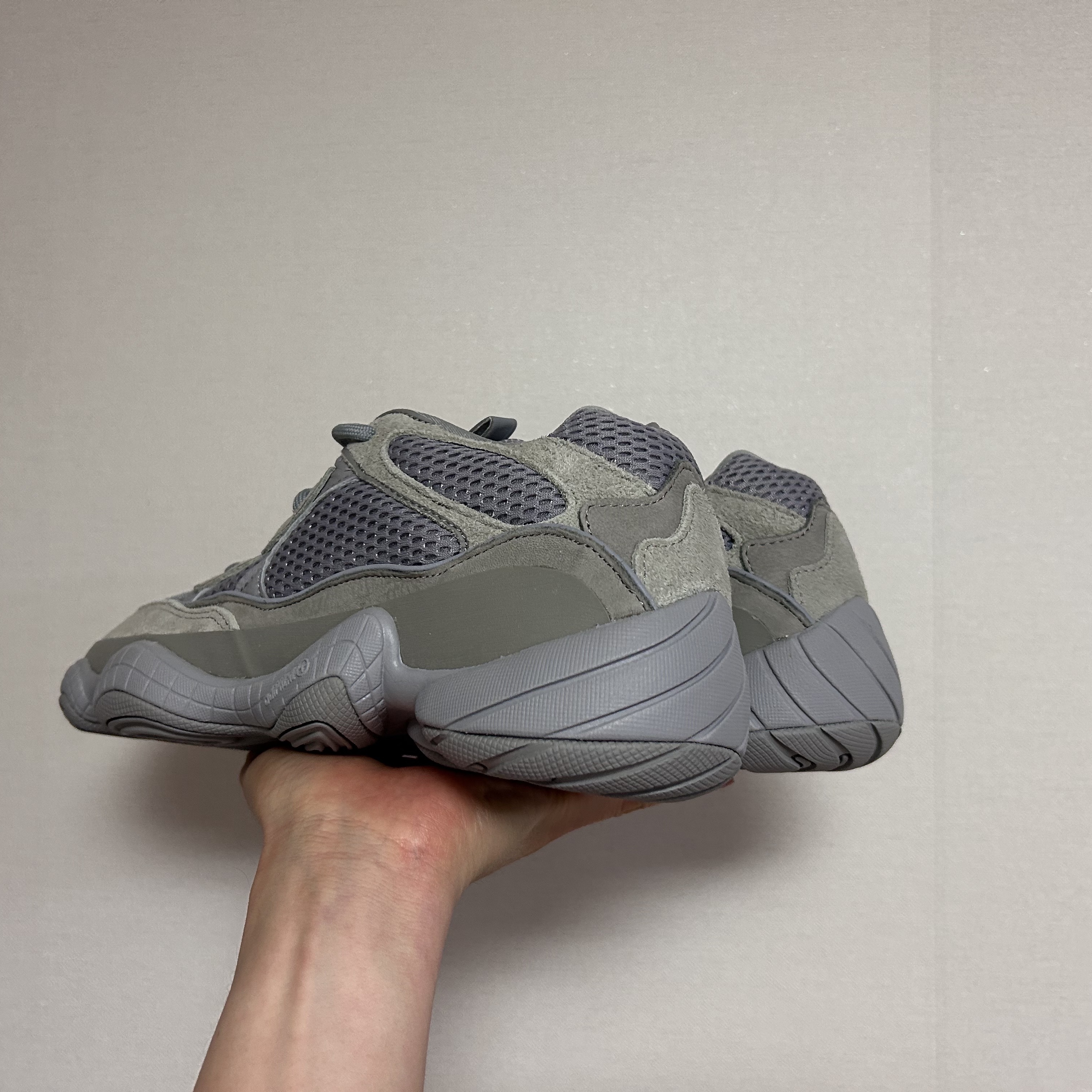 Adidas Yeezy 500 Stone Salt 착용 스타일 - 3