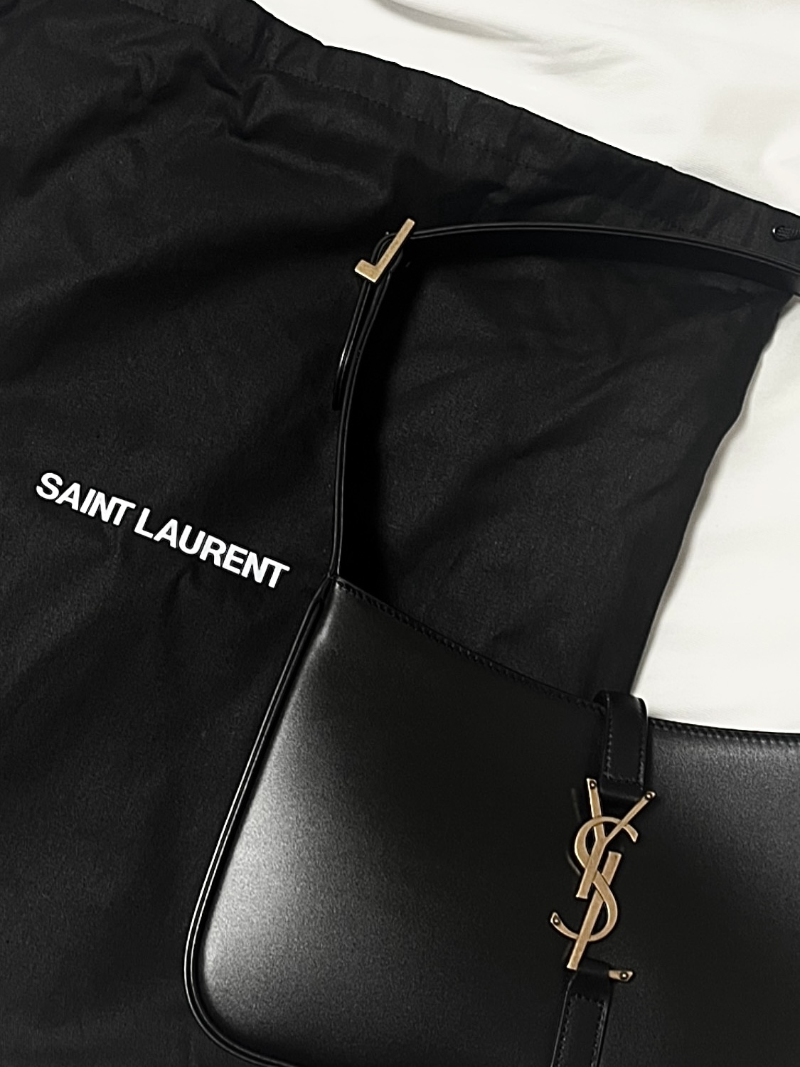Saint Laurent Bronze Monogram Le 5 A 7 Hobo Bag in Smooth Leather Black 착용 스타일