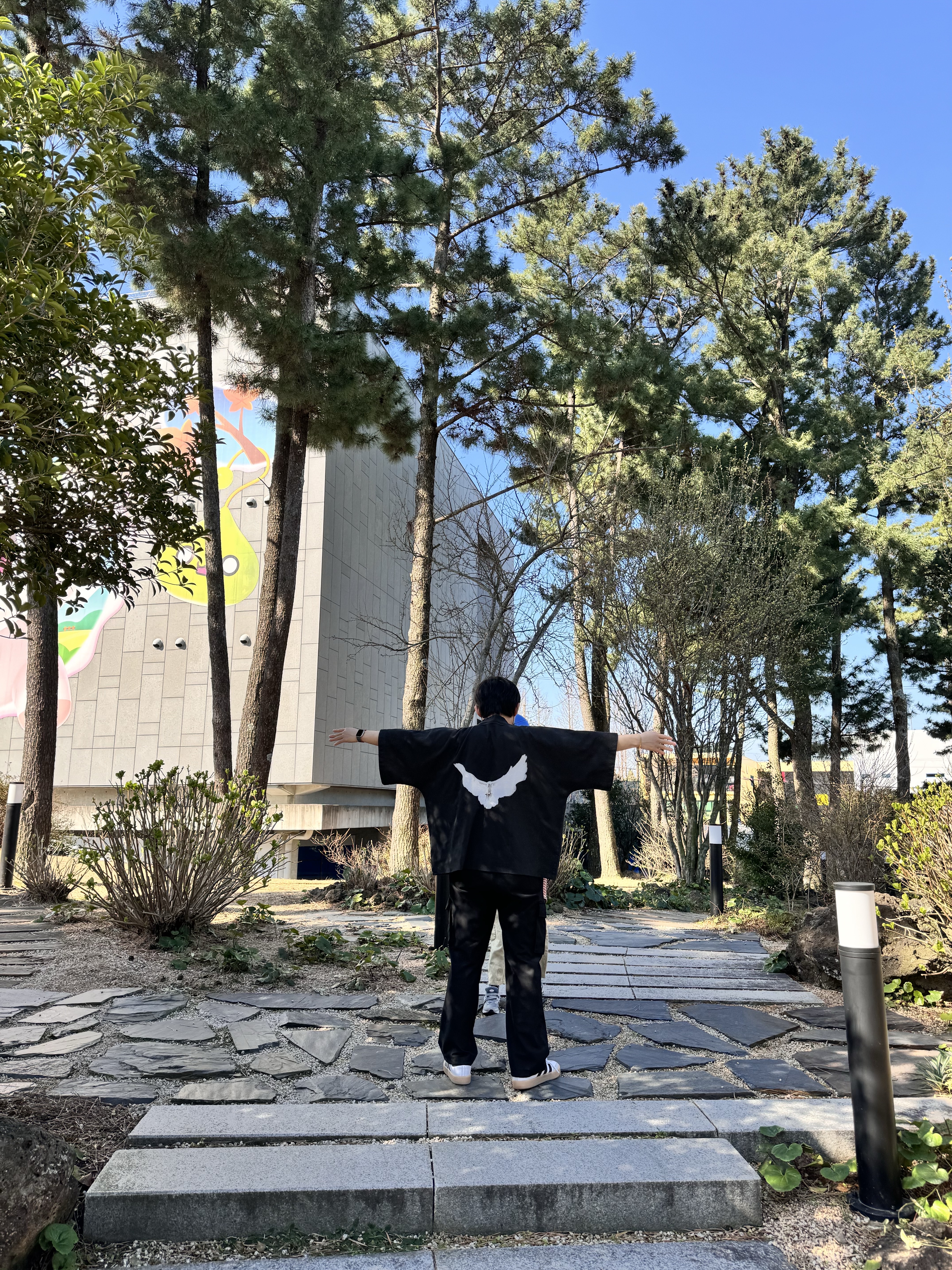Yeezy Gap Engineered By Balenciaga Dove No Seam T-Shirt Black 착용 스타일 - 1